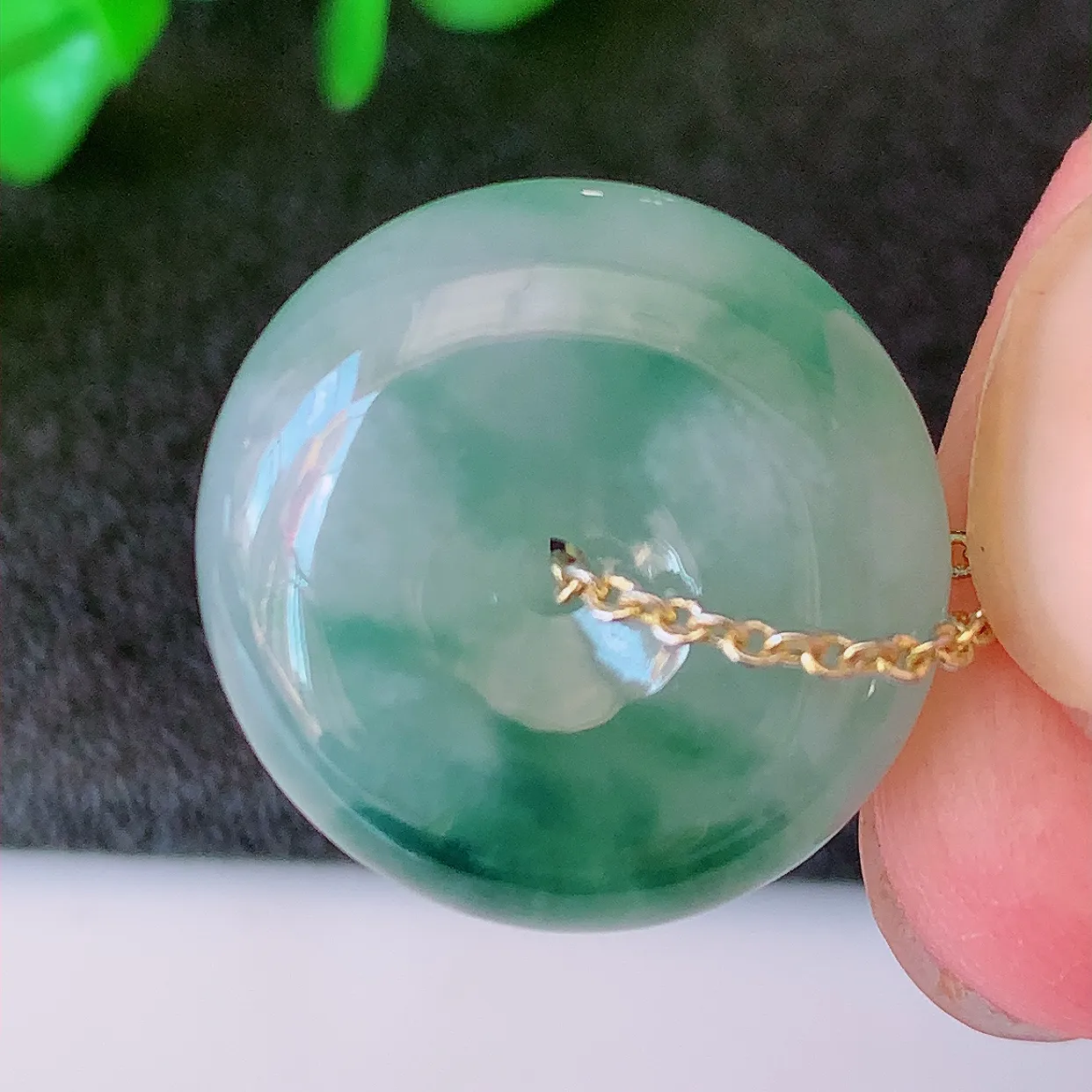 自然光实拍，冰种飘花翡翠平安扣吊坠，冰透，灵动飘逸，寓意平平安安，平安扣佩戴端庄漂亮！#57.7