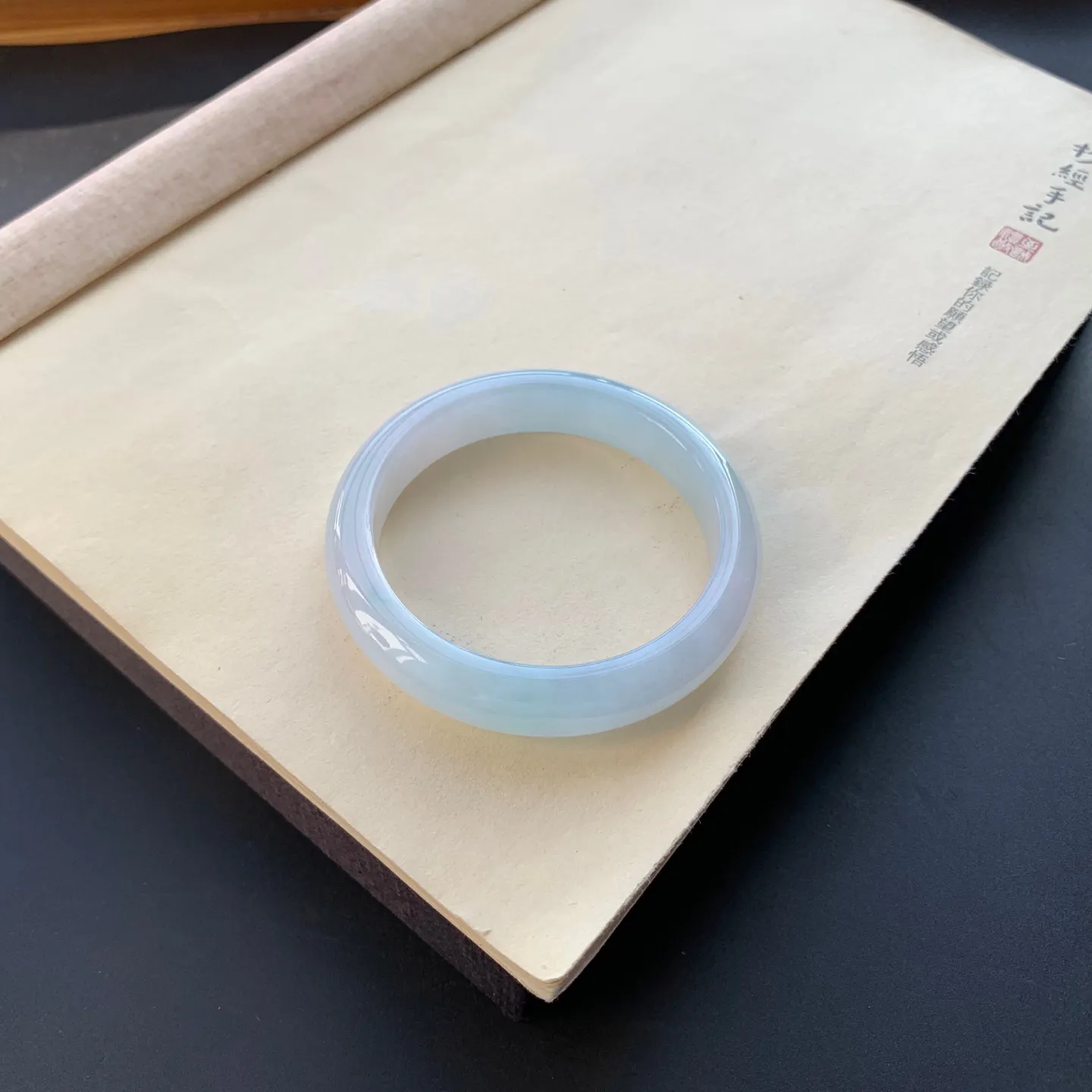 56.8圈口冰正圈手镯 尺寸：56.8-12.2-8.2，无纹裂，水润起胶，白净光滑