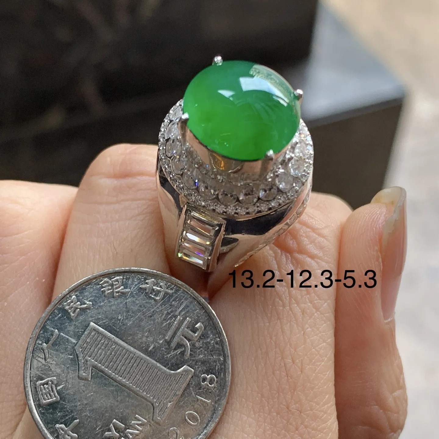 辣绿色戒面^_^玉质温润 浓郁鲜艳  铜拖