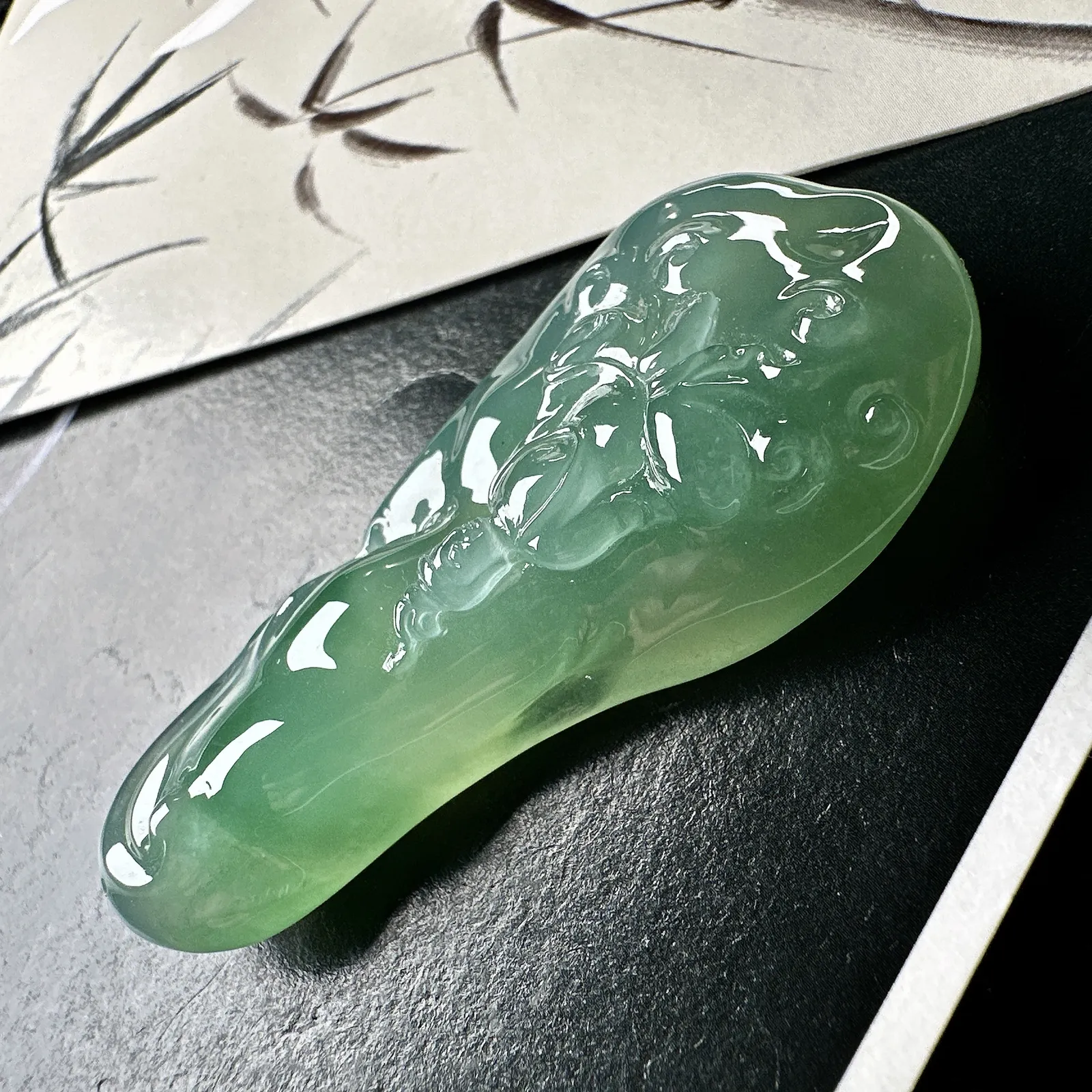 【冰种晴绿随形观音】质地细腻，通透度上佳，冰感十足，适合佩戴。