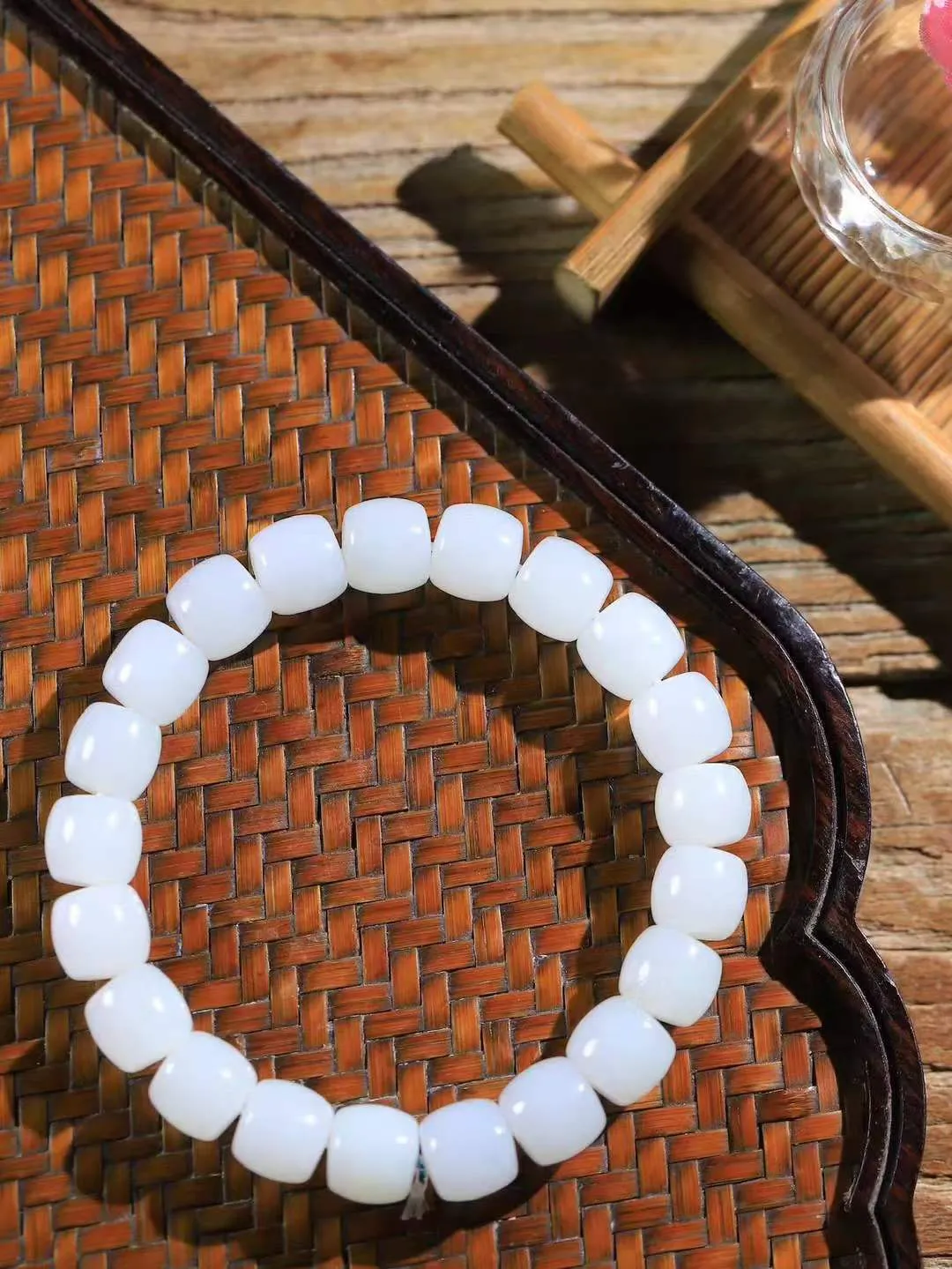 （老型珠.手串）

精品 和田玉白玉老型珠手串，玉质细腻油润 饱满光滑 质朴无华，悠远简单，人心境界远，百世修炼深，心灵常驻善意持，觉悟人生百世修。
重34.3克    尺寸取一8.9-9.8mm    10110800A