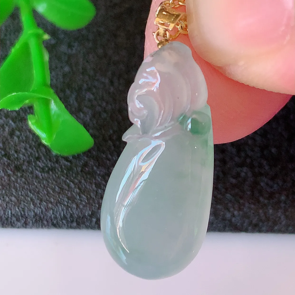 自然光实拍，18K金镶嵌冰种飘花翡翠招财钱袋子吊坠，寓意“代代有福，代代有财，腰缠万贯”玉质细腻，佩戴效果佳！#57.7