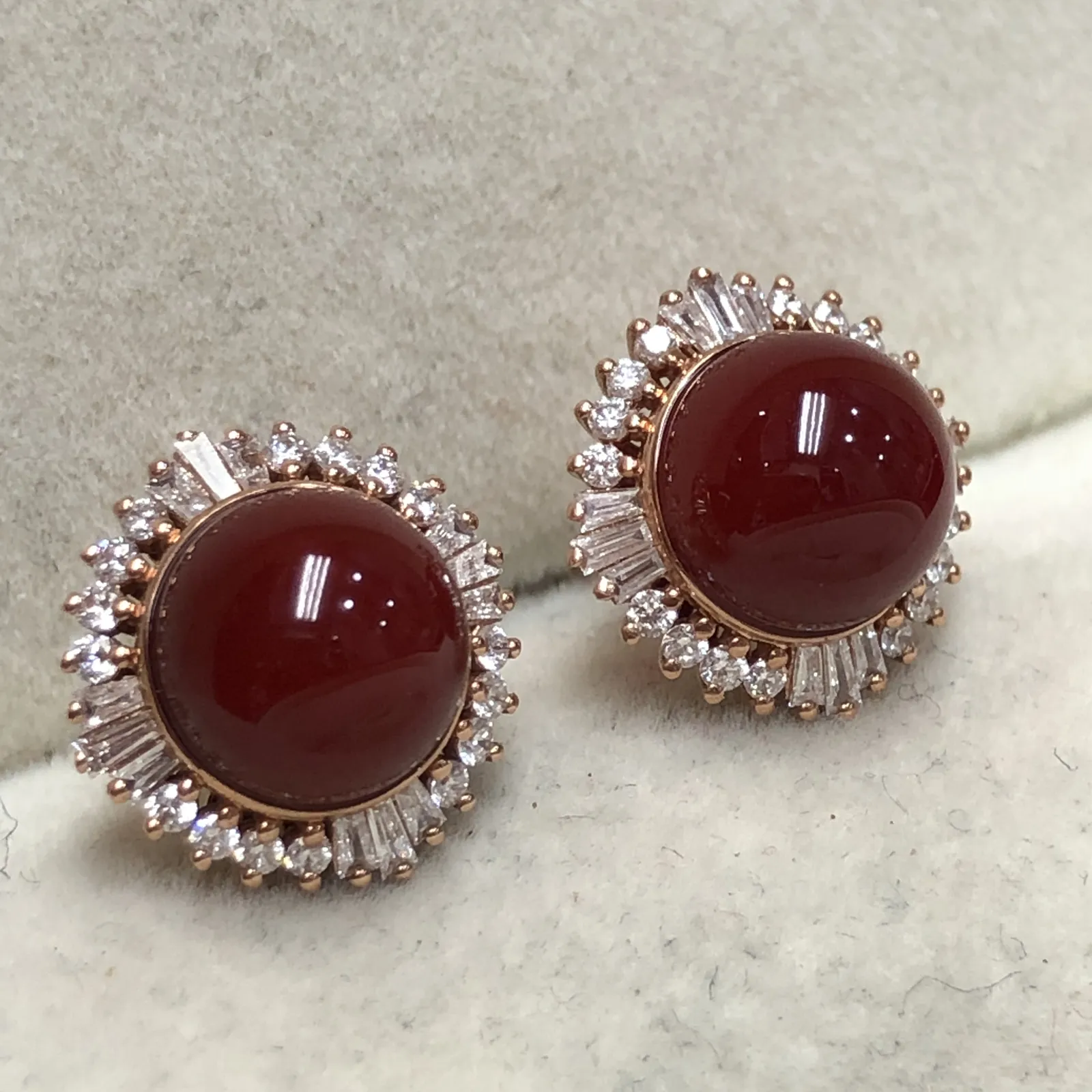 【天然阿卡赤血牛血红珊瑚8.4mm圆珠大钻满钻豪华镶嵌耳钉】日本深海阿卡材料，天然无添加无优化，赤血牛血红色，裸石尺寸为8.4*8.4*8.4mm，整体尺寸13.5*12.6*9.3mm，18k金大钻石满钻豪华镶嵌！重量4.31克。