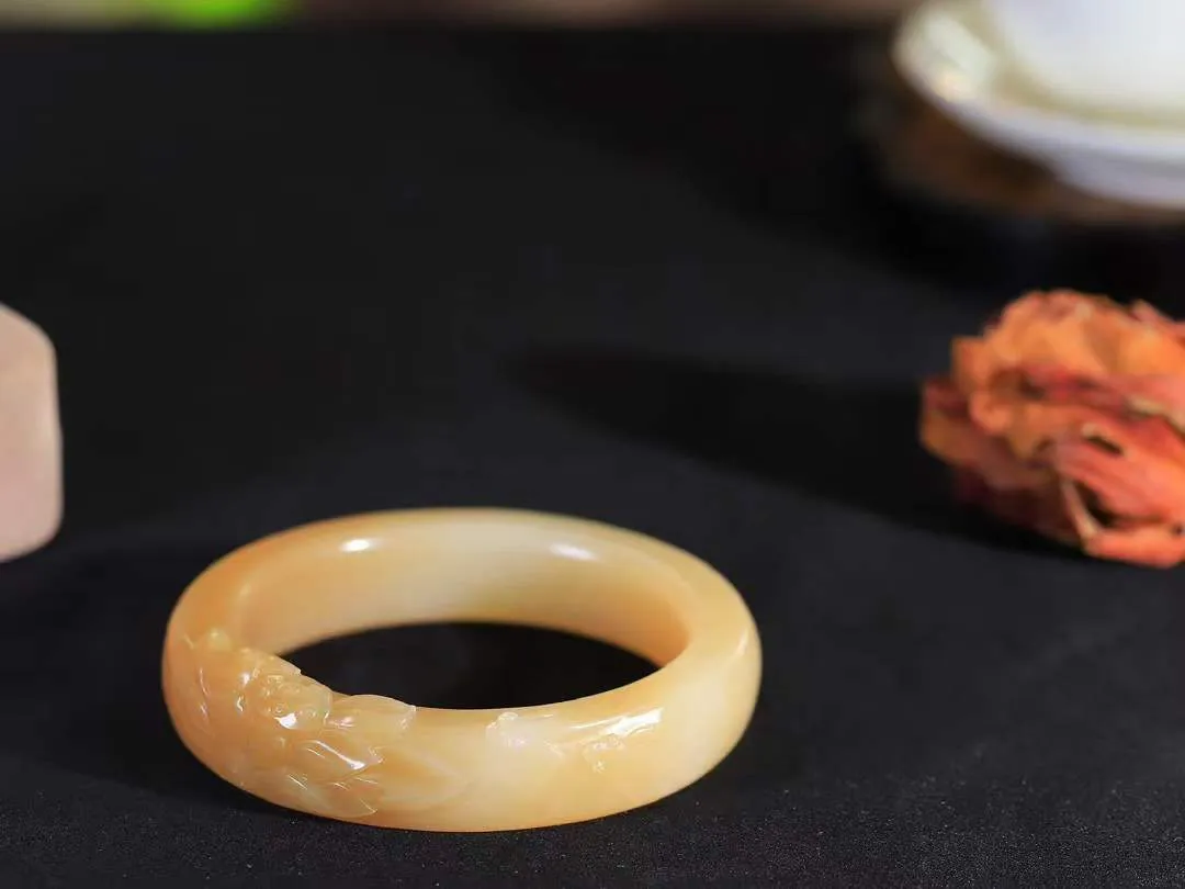 【连年有余.手镯】

精品和田玉糖白玉连年有余手镯 玉质温润细腻 油性十足 精雕鱼儿，鱼鳞精致美观，