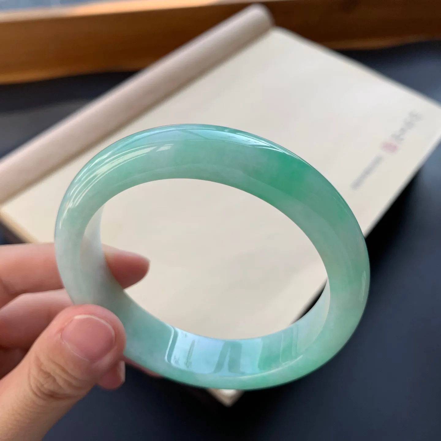 56.5圈口飘绿正圈手镯 尺寸：56.5-13.2-8.2，无纹裂，细腻光滑，色泽靓丽