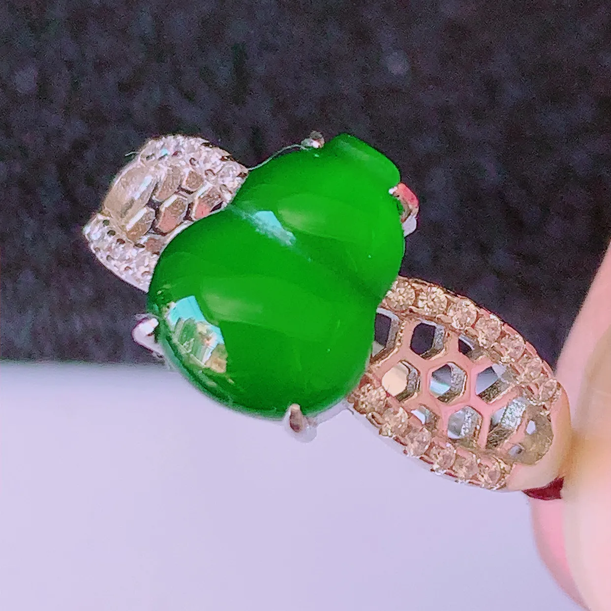 冰透满绿翡翠925银镶嵌葫芦戒指，自然光实拍，翠色灵动，颜色漂亮，种老水足，品相佳，佩戴佳品！#97.7（圈口可调大小）整体22.5*17.7*5裸石10*7.8