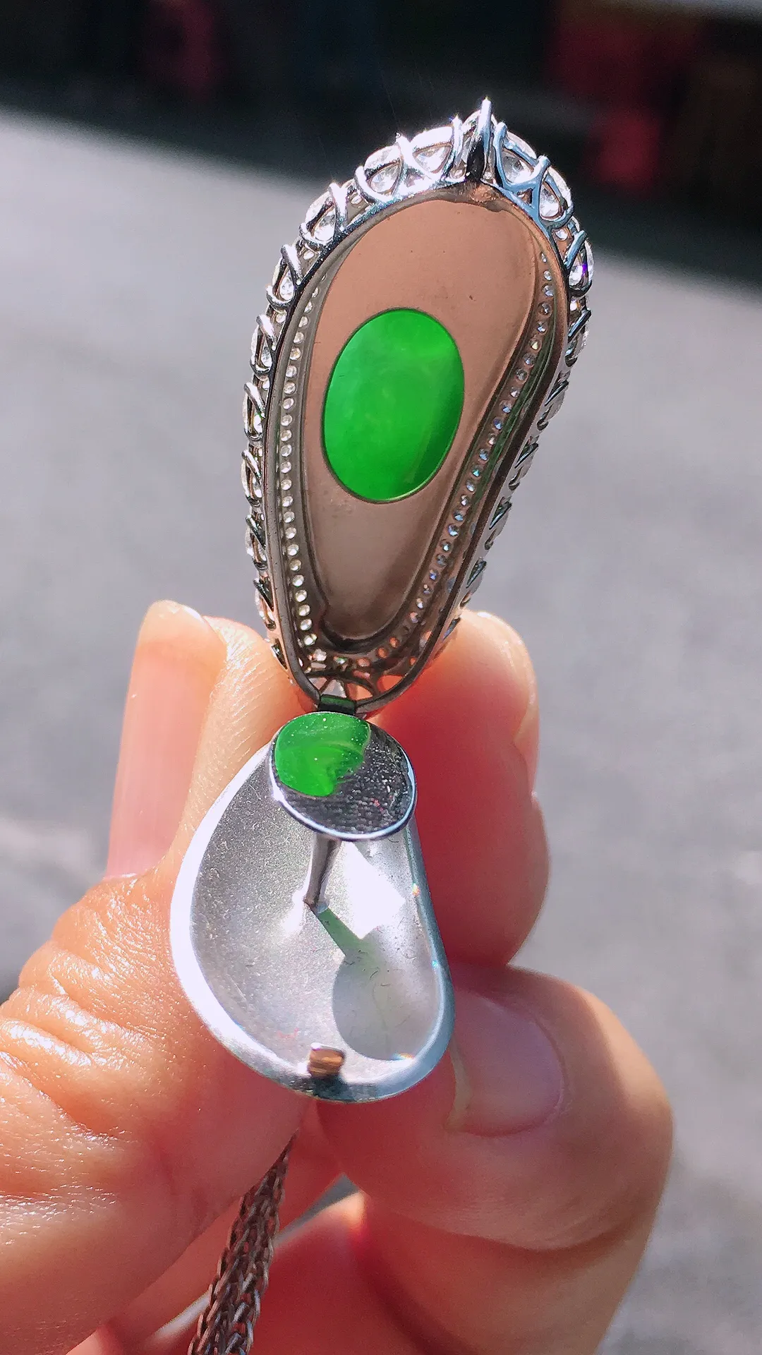 阳绿福豆吊坠，色泽均匀艳丽，玉质细腻，荧光感超
强，饱满圆润，尽显优雅气质，18k
金豪华镶嵌