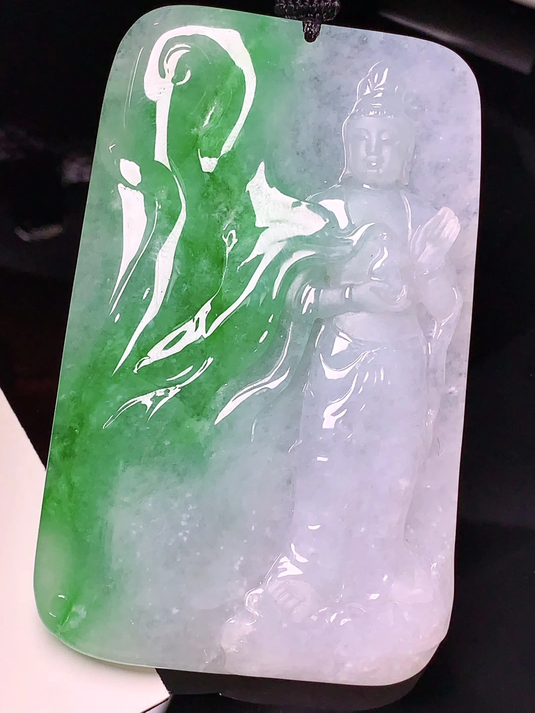 飘绿观音菩萨吊坠 玉质细腻 色泽清新艳丽 整体尺寸68.5*43.2*8