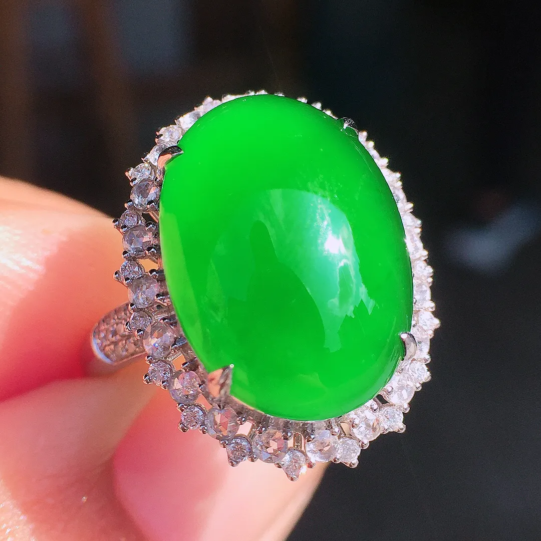 满绿蛋面戒指，色泽均匀浓郁，玉质细腻，荧光感超
强，饱满圆润，尽显优雅气质，18k
金豪华镶嵌