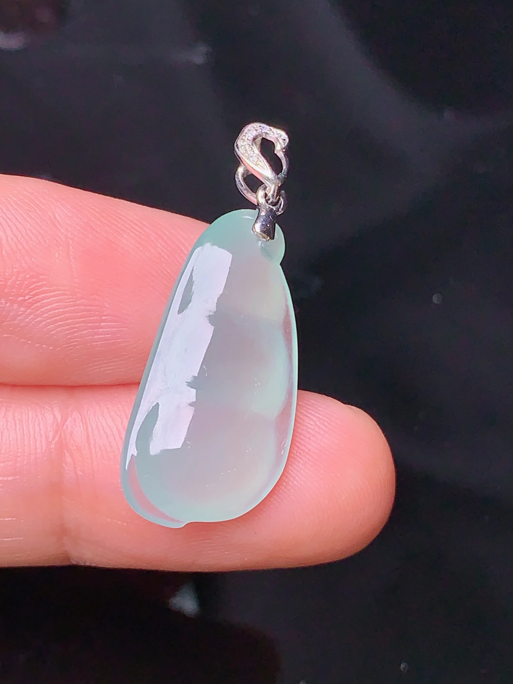 18k金镶嵌冰种四季豆吊坠 玉质细腻 色泽清新艳丽 整体尺寸29.3*11.5*5.7