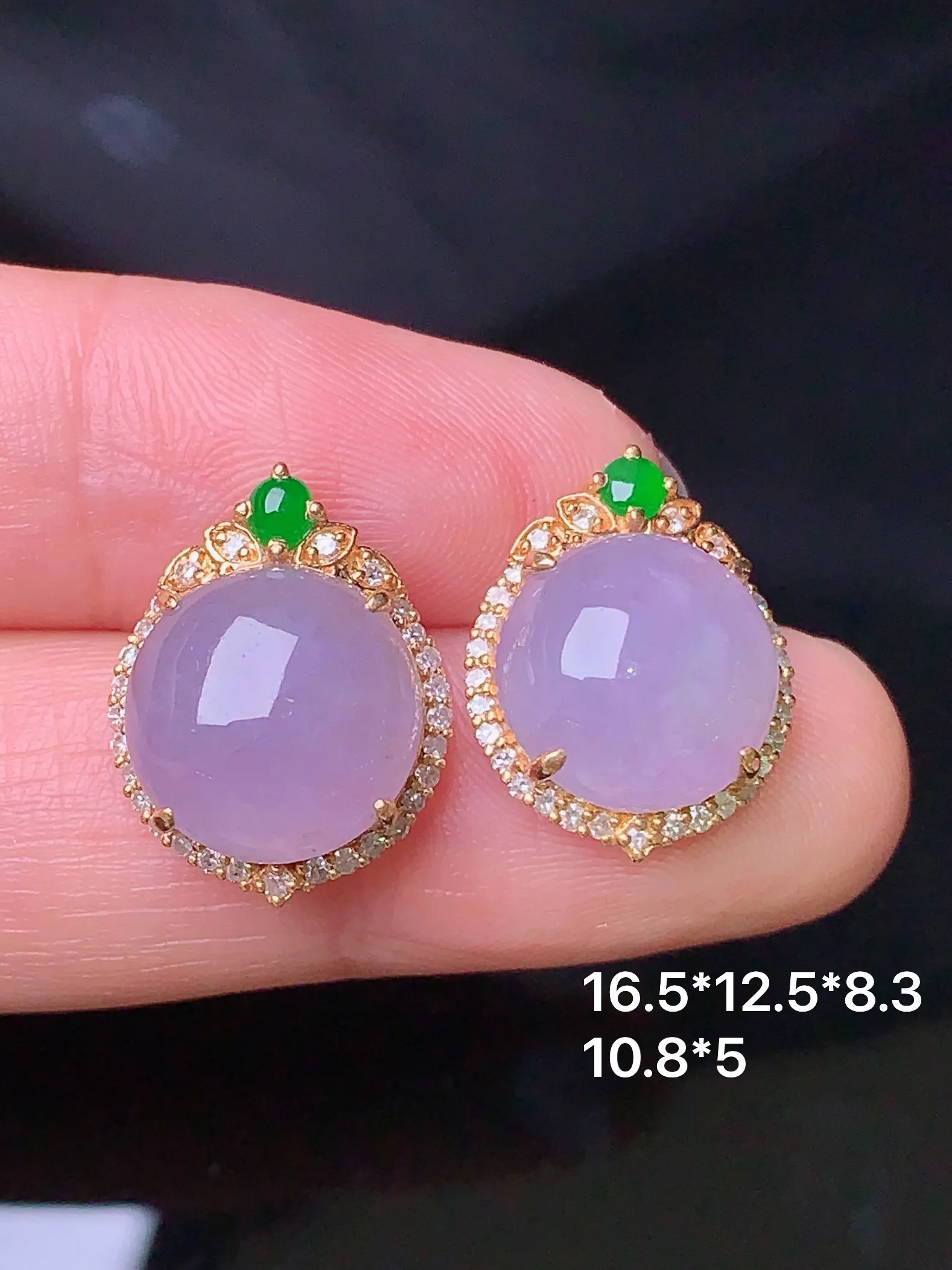 18k金钻镶嵌紫罗兰蛋面耳钉 玉质细腻 色泽清新艳丽 整体尺寸16.5*13.5*8.3
