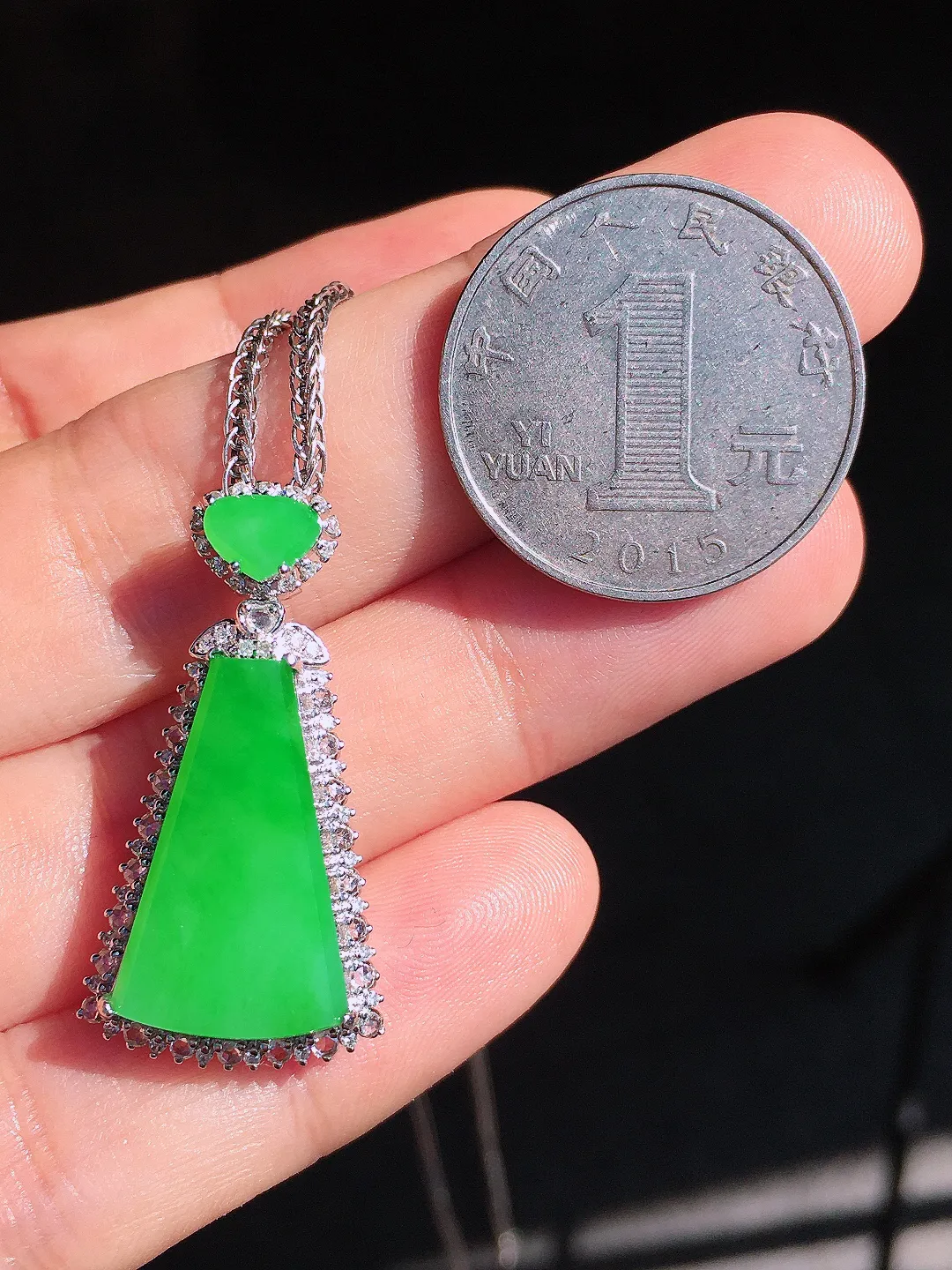 阳绿无事牌吊坠，色泽均匀艳丽，玉质细腻，荧光感超
强，饱满圆润，尽显优雅气质，18k
金豪华镶嵌