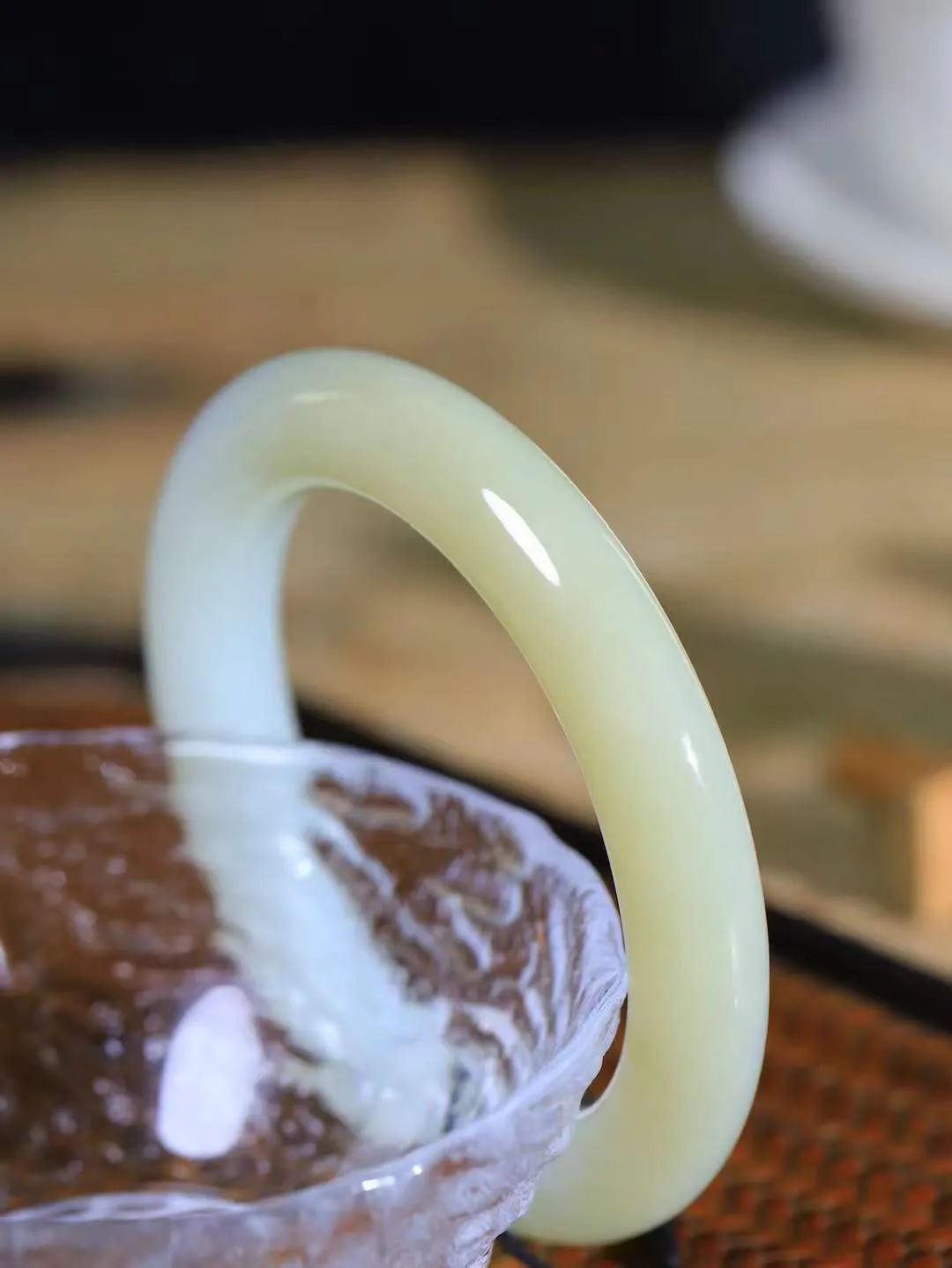 【腕间柔情.手镯】   

精品️和田玉糖白玉圆条手镯 玉质温润细腻 油性十足 古朴秀雅 轻抚岁月的栏杆软香温玉，腕间玉镯轻轻晃动，令人情动心间，撷一缕月末的芬芳，把心思铺陈，时光静美，惟有你最温柔。重64.2克   尺寸56-11.2-11.6mm  46114800A