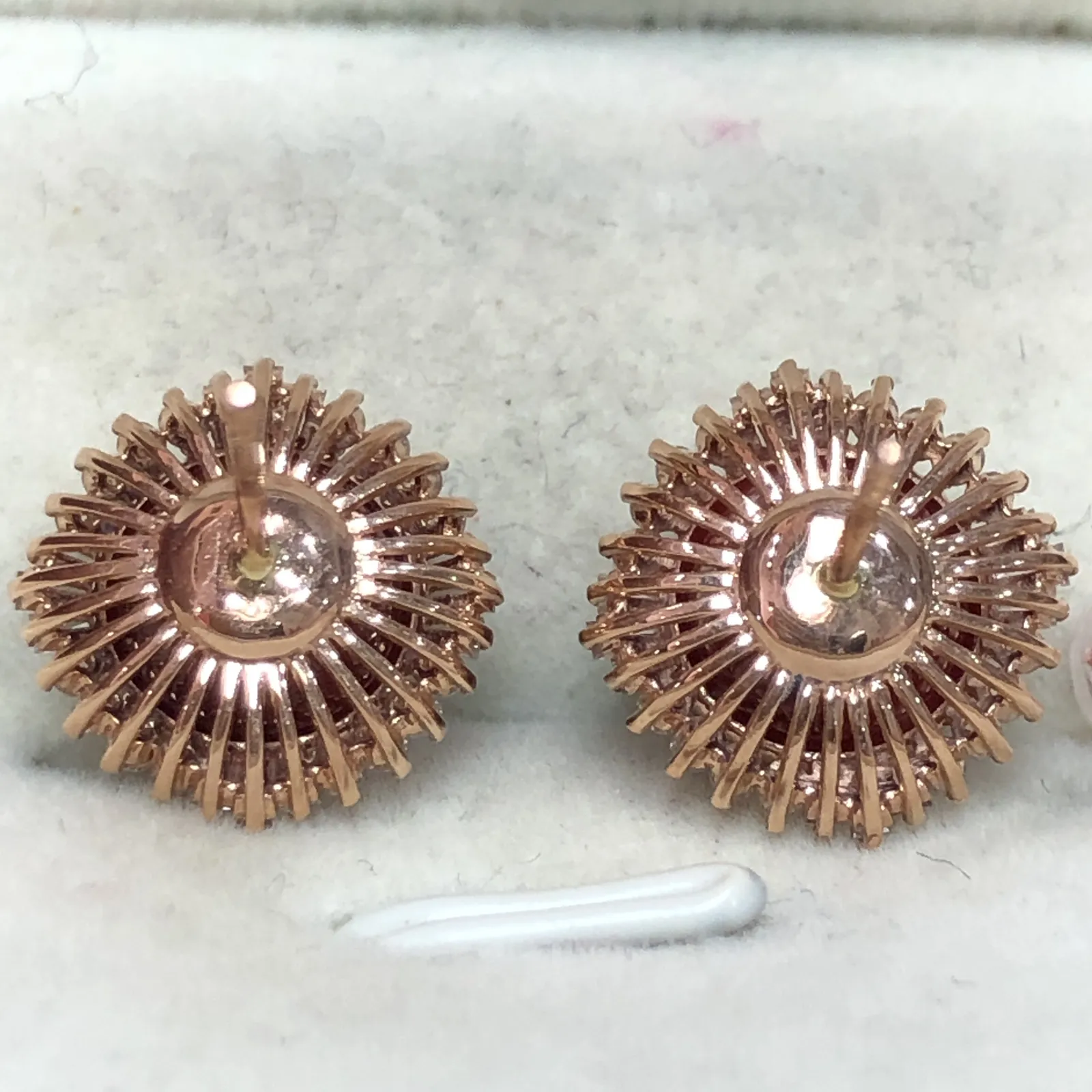 【天然阿卡赤血牛血红珊瑚8.4mm圆珠大钻满钻豪华镶嵌耳钉】日本深海阿卡材料，天然无添加无优化，赤血牛血红色，裸石尺寸为8.4*8.4*8.4mm，整体尺寸13.5*12.6*9.3mm，18k金大钻石满钻豪华镶嵌！重量4.31克。