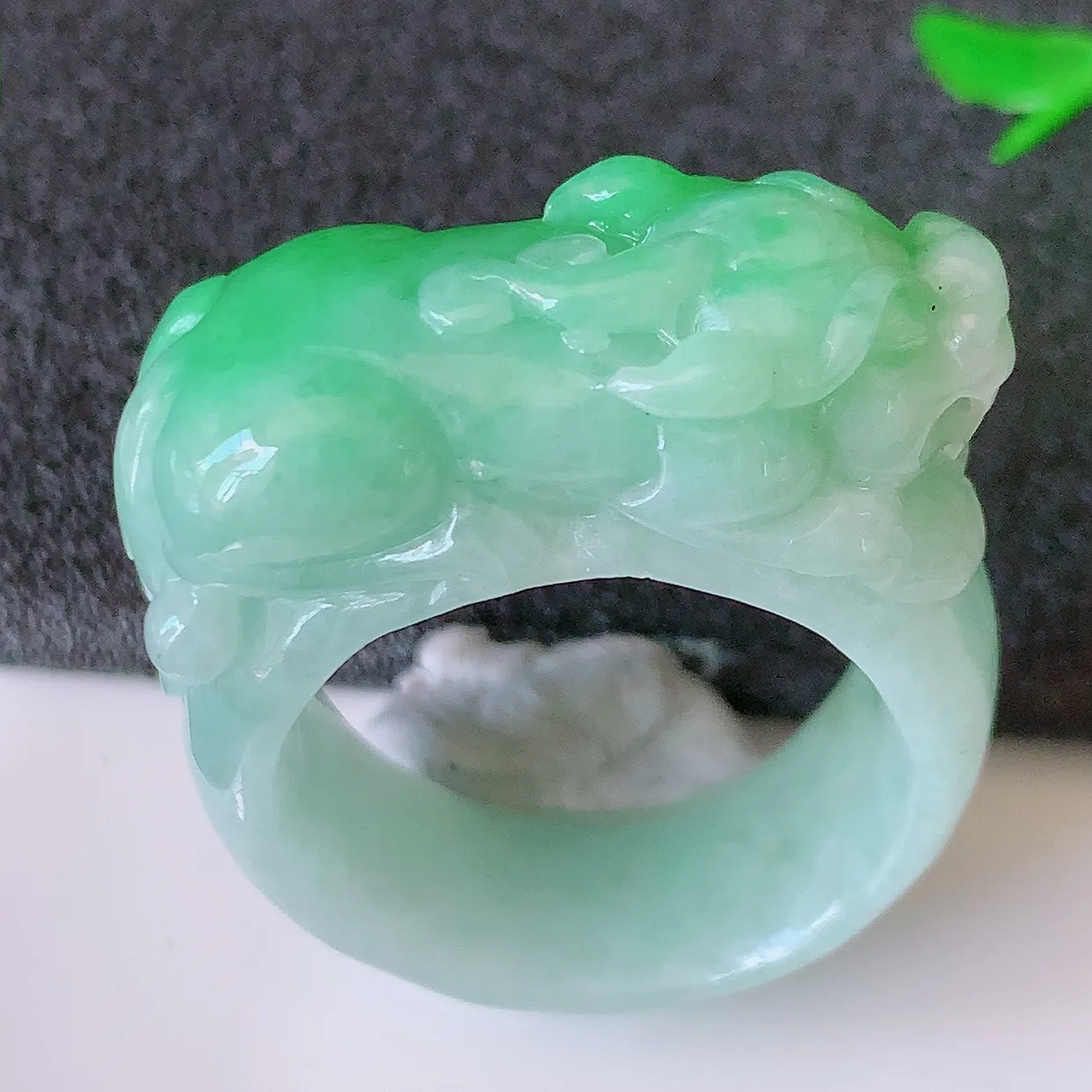 自然光实拍，貔貅扳指，20.2mm内径飘绿翡翠扳指，冰润指环，玉扳指，戒指，财源滚滚，玉质细腻起胶，24圈口，种水好！#1.7尺寸33*20.2*11.8*8.8