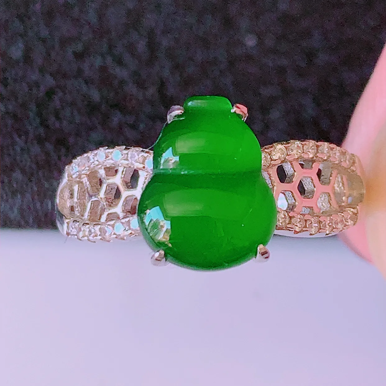 冰透满绿翡翠925银镶嵌葫芦戒指，自然光实拍，翠色灵动，颜色漂亮，种老水足，品相佳，佩戴佳品！#97.7（圈口可调大小）整体22.5*17.7*5裸石10*7.8