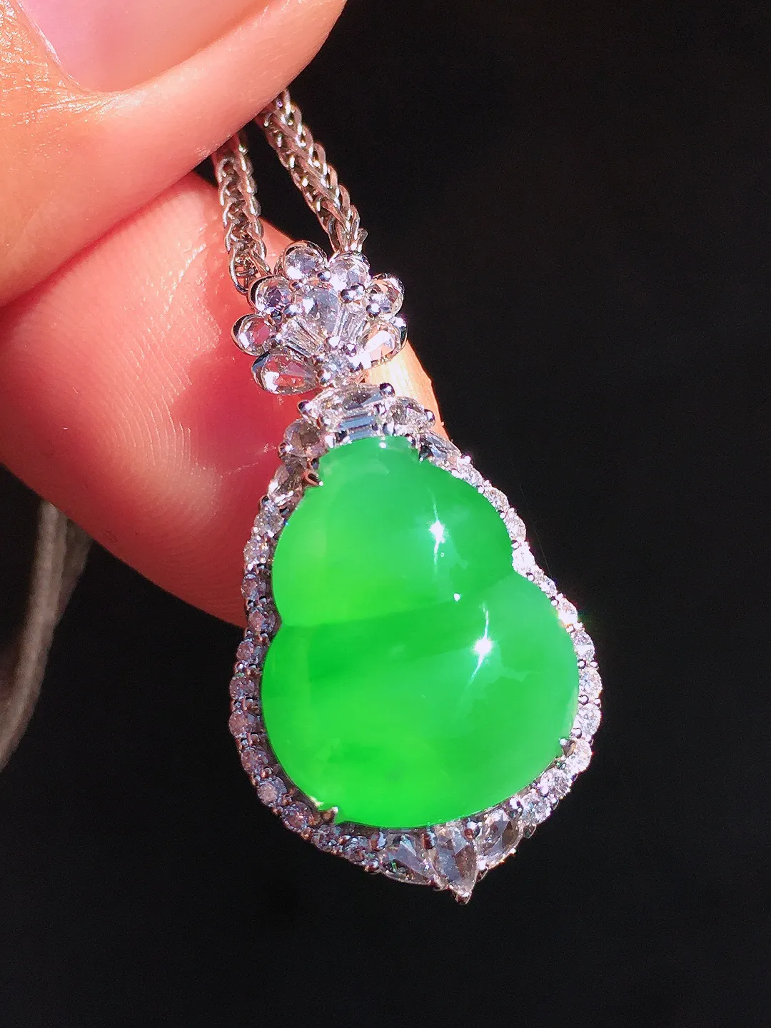 阳绿葫芦吊坠，色泽均匀艳丽，玉质细腻，荧光感超
强，饱满圆润，尽显优雅气质，18k
金豪华镶嵌