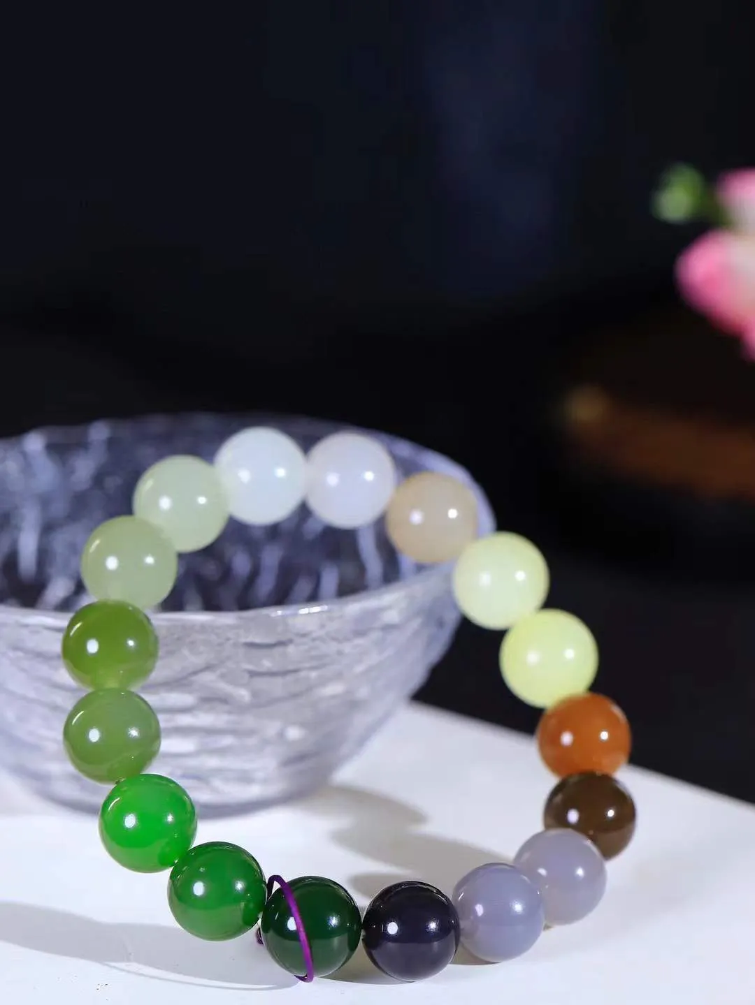 【多宝手串】

货头精选 和田玉多宝圆珠手串，每一颗玉石都凝聚自然的灵气与岁月的沉淀，寓意福禄寿喜，守护您的平安与幸福。佩戴它，感受千年玉文化的温润与优雅。重46克  尺寸取一12mm  78110254L