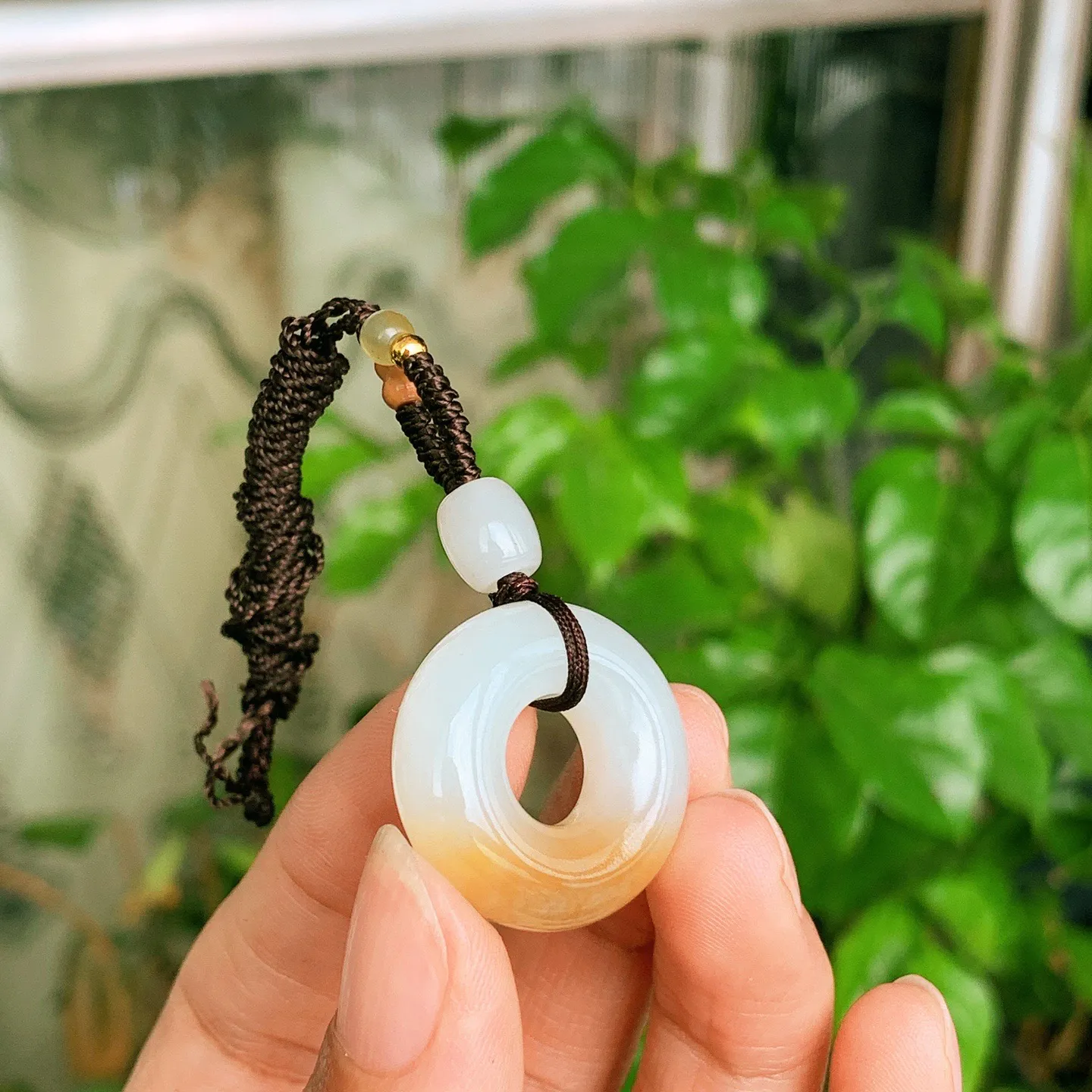 新疆和田玉羊脂白玉且末糖平安环挂件。尺寸24/9重8.8克。玉质细腻油润。手推出油。佩戴高端典雅。lt251107