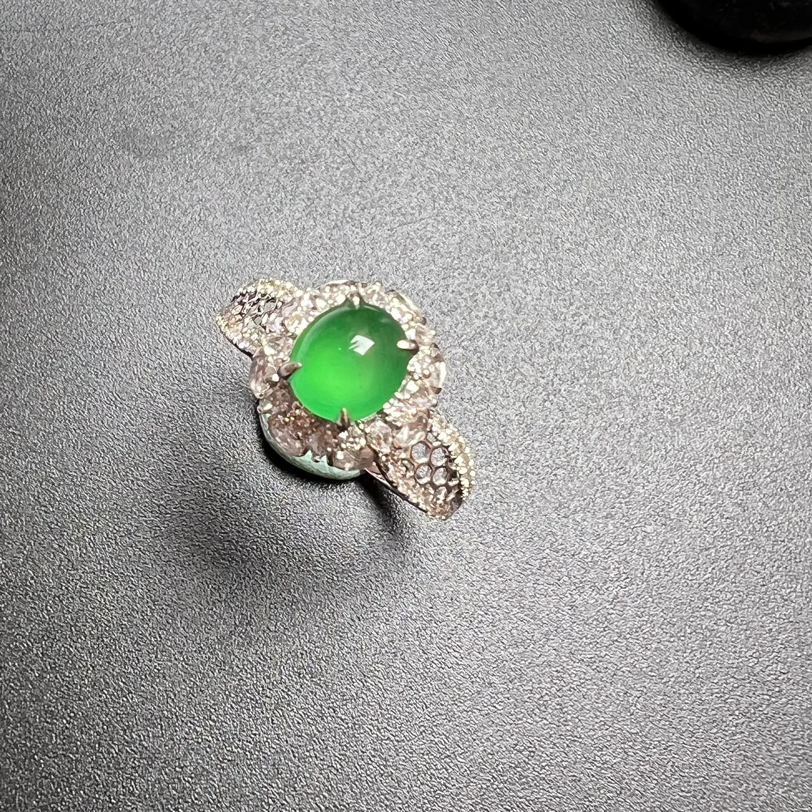 满色女戒指整体尺寸10.8*10.5*9.1 裸石尺寸6.6*6*3.6