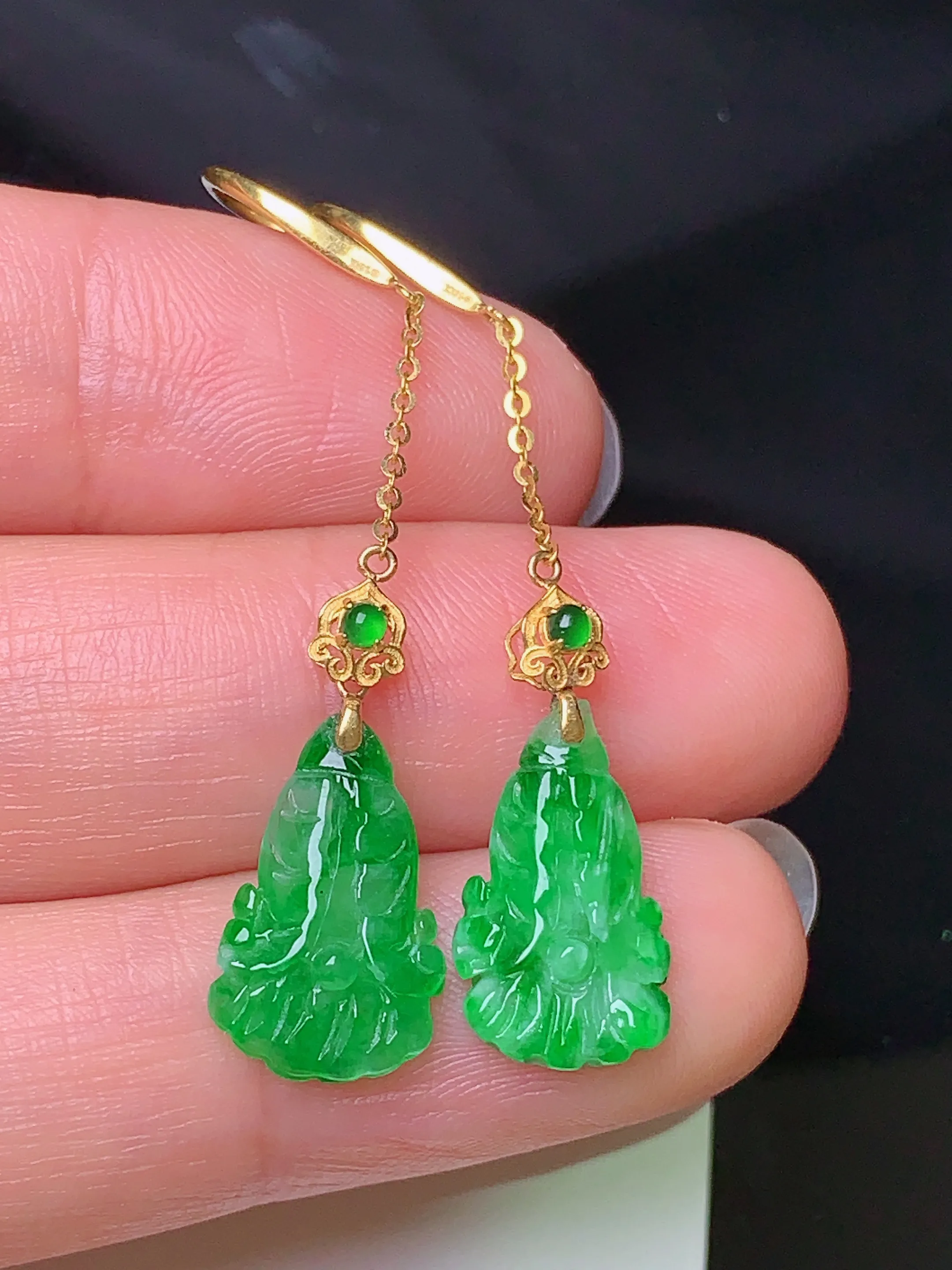 18k金镶嵌翠绿白菜耳坠 玉质细腻 色泽清新艳丽 整体尺寸45.3*8.9*3.3