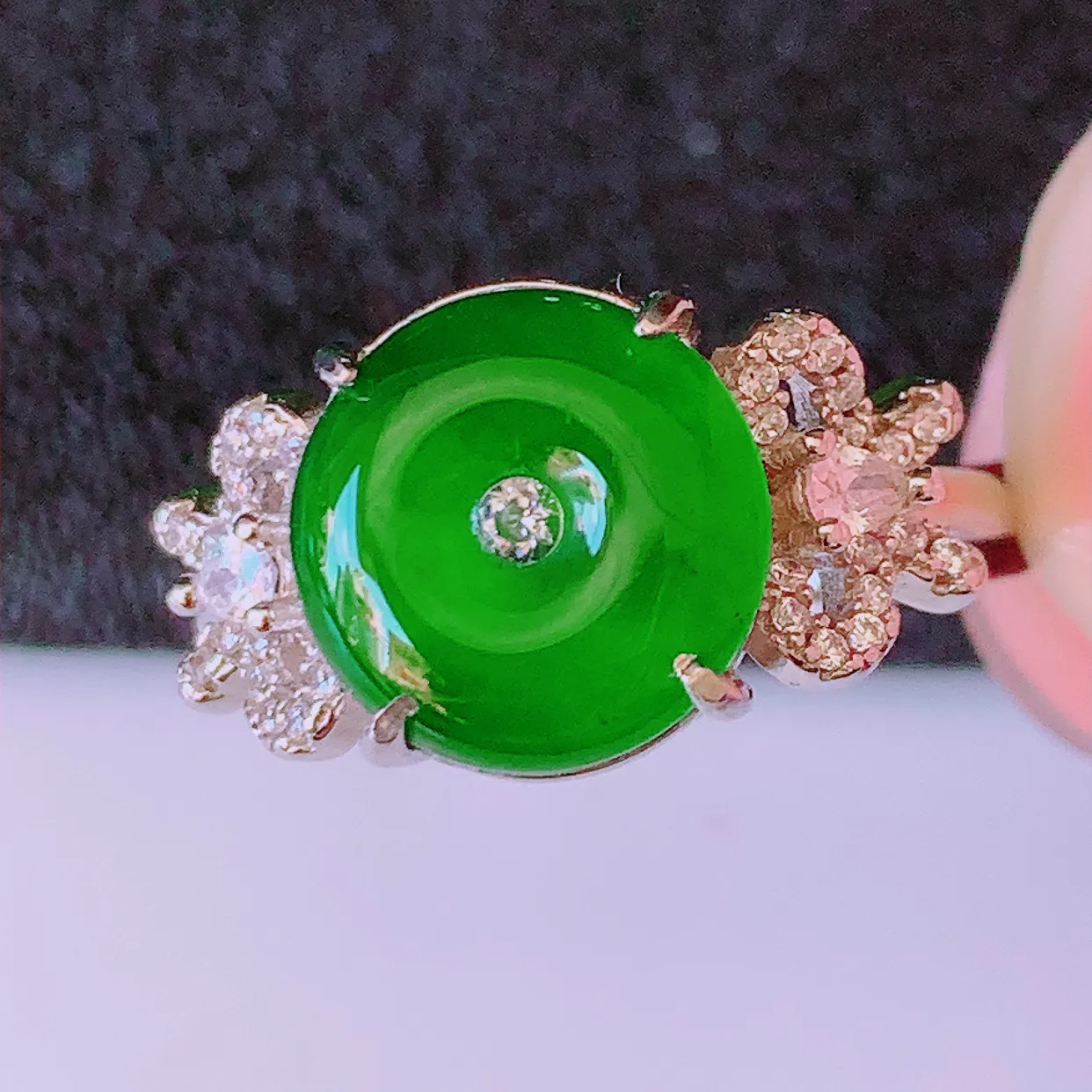 冰透满绿翡翠925银镶嵌平安扣戒指，自然光实拍，翠色灵动，颜色漂亮，种老水足，品相佳，佩戴佳品！#97.7（圈口可调大小）整体23*17.5*4.8裸石10.5*10.5