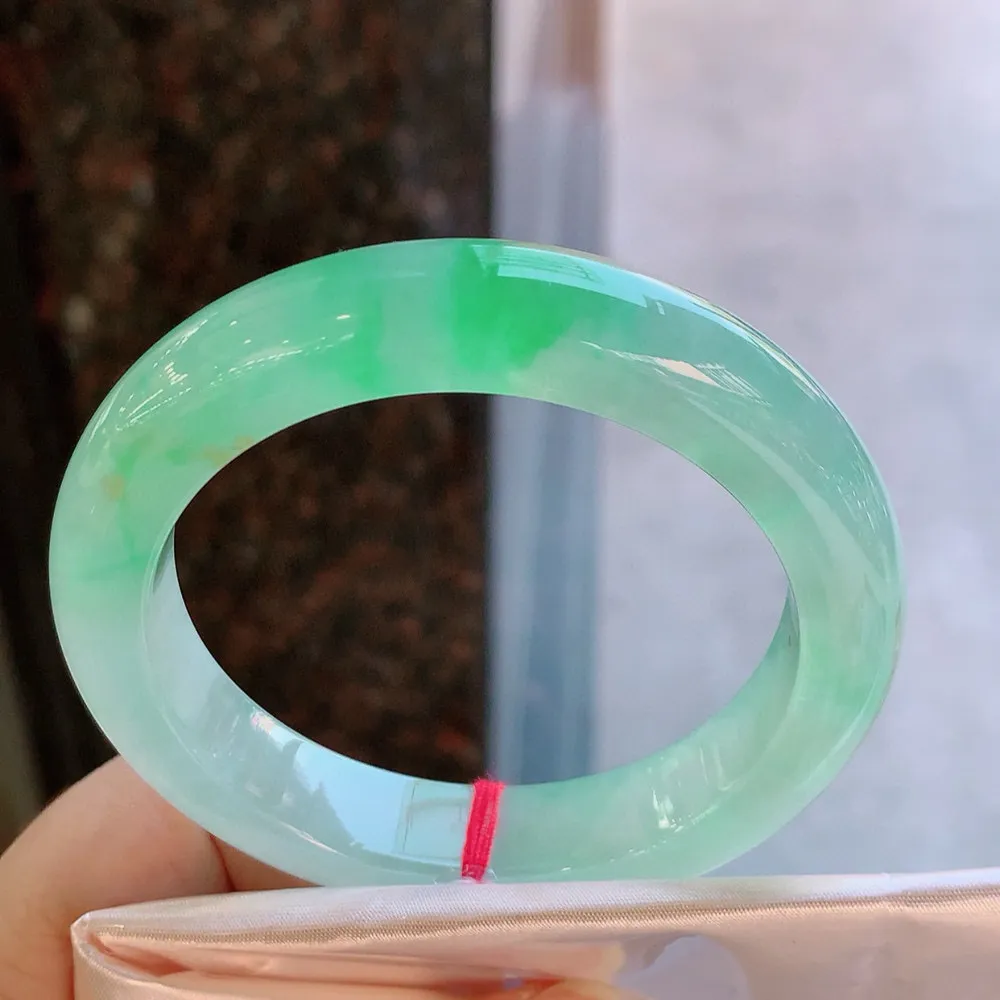 正圈冰玻阳绿 无瑕 尺寸:57.1/12.2/9.6 种色俱佳