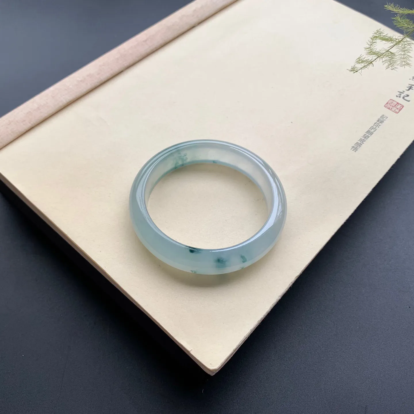 58.8圈口冰种飘花正圈手镯 尺寸：58.8-13.8-8，无纹裂，冰透水润，优雅迷人