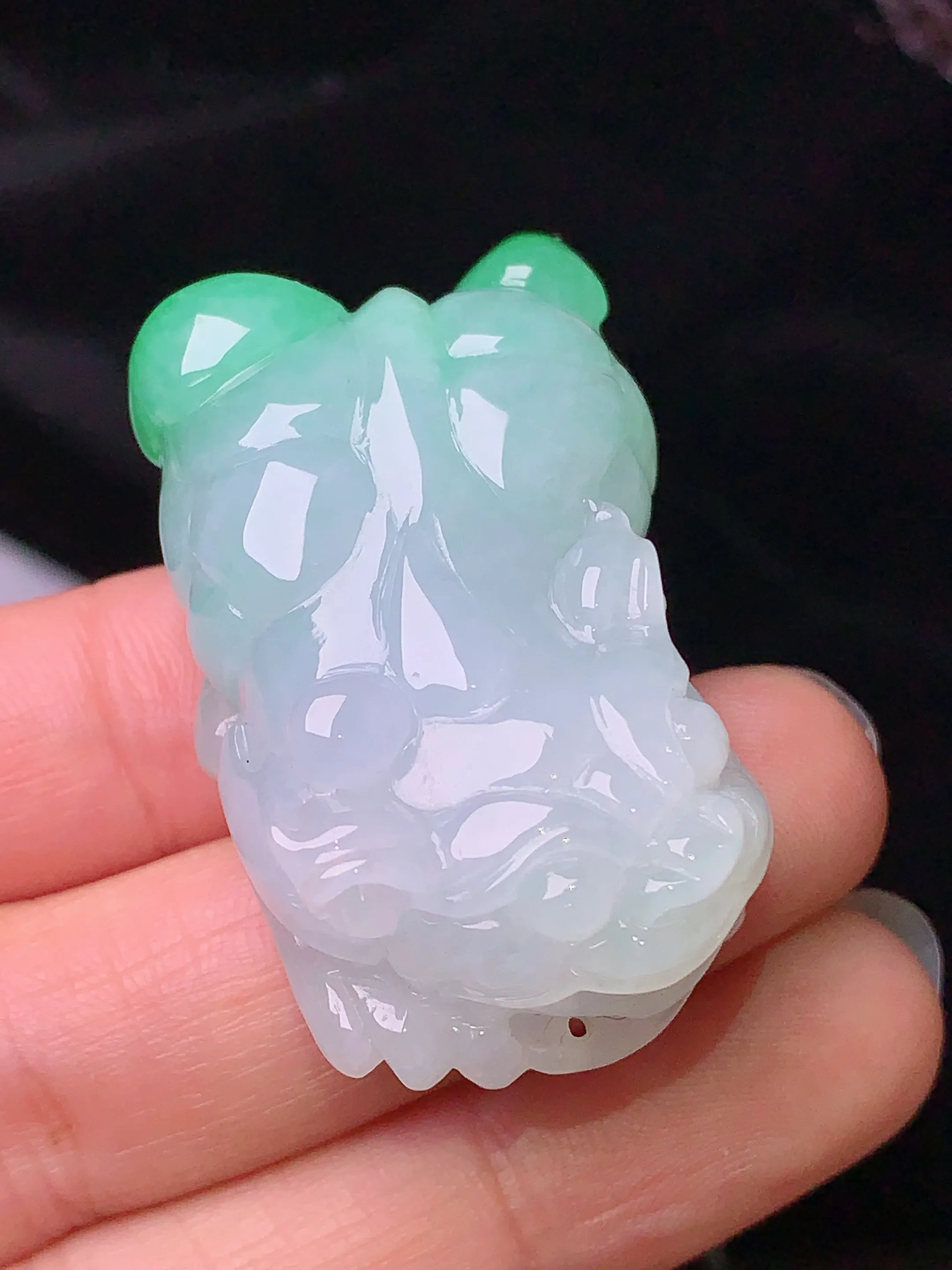 飘绿貔貅吊坠 玉质细腻 色泽清新艳丽 整体尺寸42*24.5*14.5