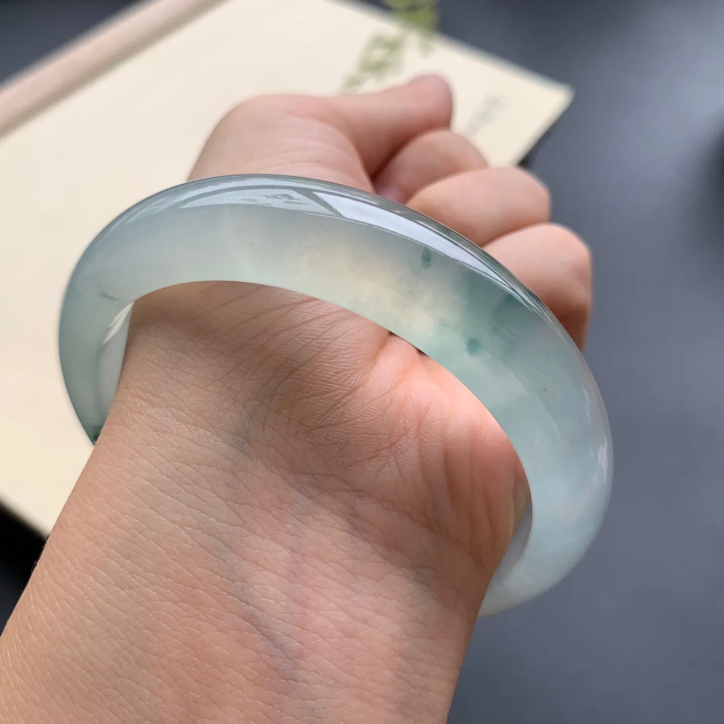 58.8圈口冰种飘花正圈手镯 尺寸：58.8-13.8-8，无纹裂，冰透水润，优雅迷人