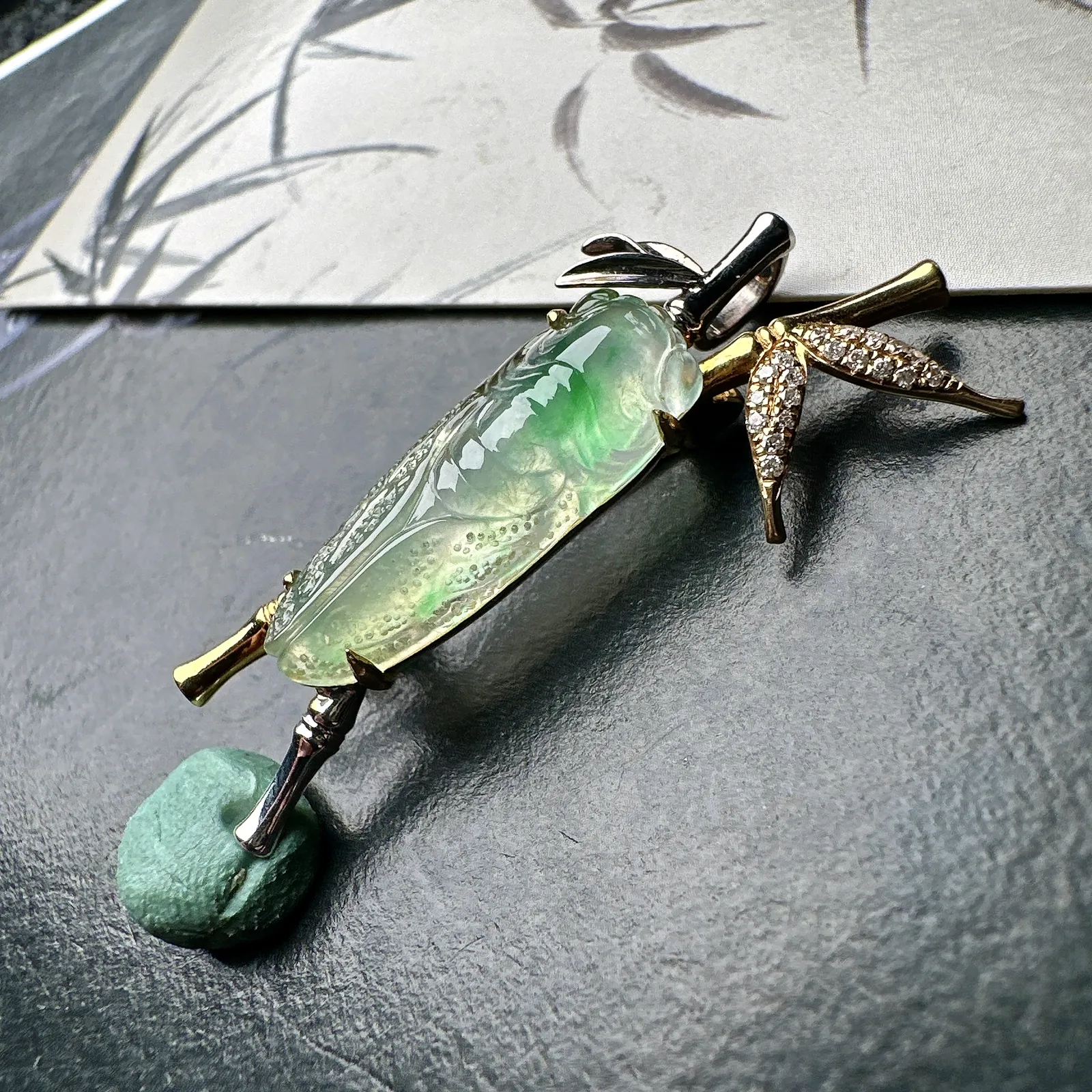 【冰种飘绿镶嵌知了】一鸣惊人，胸针、吊坠两用款，质地非常细腻，通透度很好，18k金钻镶嵌，裸石尺寸23.9*9.2*4.8毫米