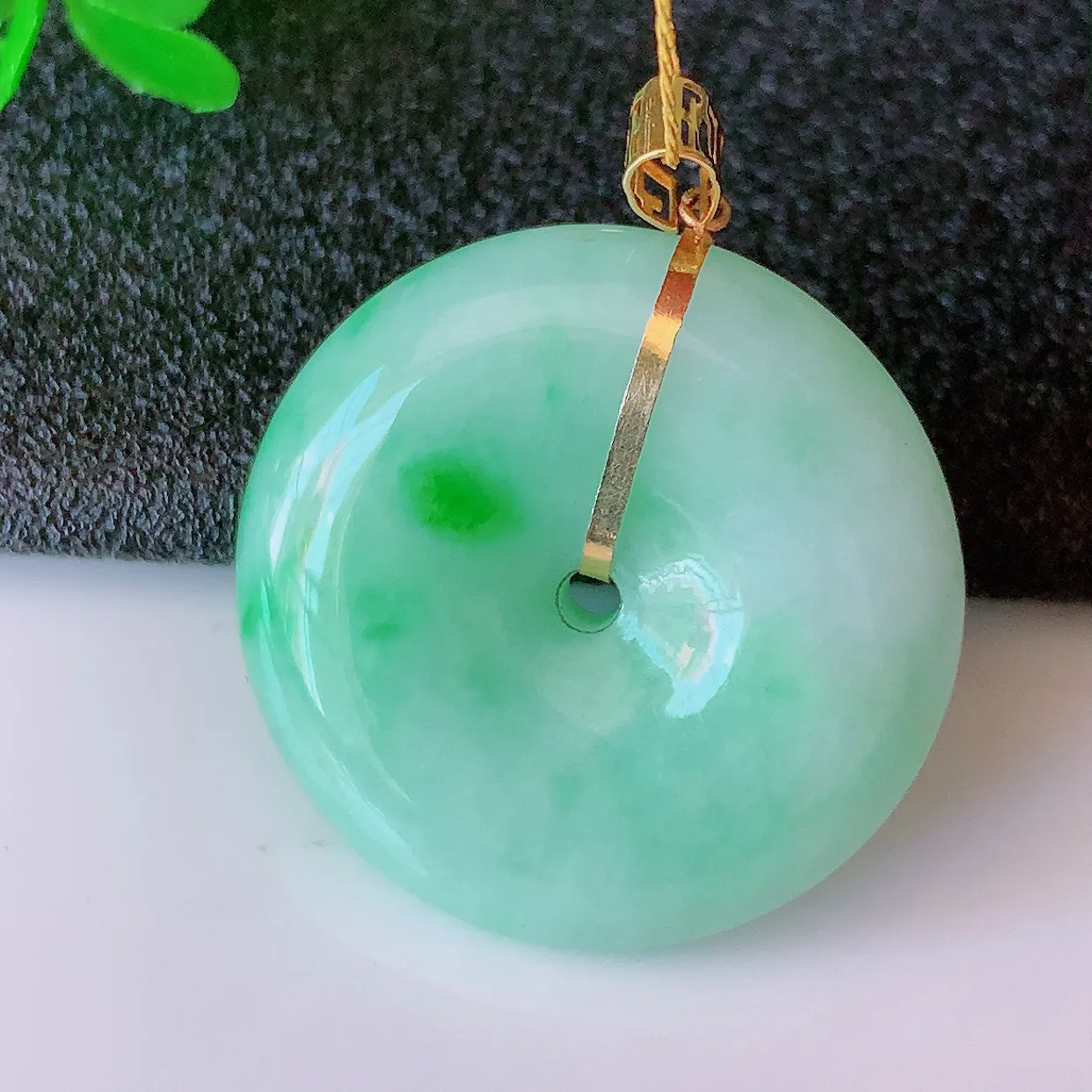 18k金镶嵌飘绿翡翠平安扣吊坠，沁人心脾，精致典雅的设计，为佩戴者，增添色彩，送礼自留都是佳品选择！#00.7