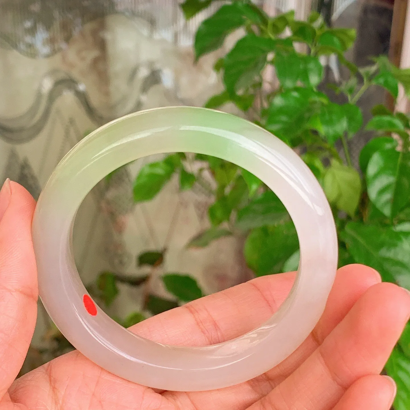 57圈口 收藏级和田玉白玉三色青海翠翠青手镯   57圈口条宽13厚10重61.5克，玉质细腻油润 底色纯净 脂粉好。结构好。品质好！lt251107