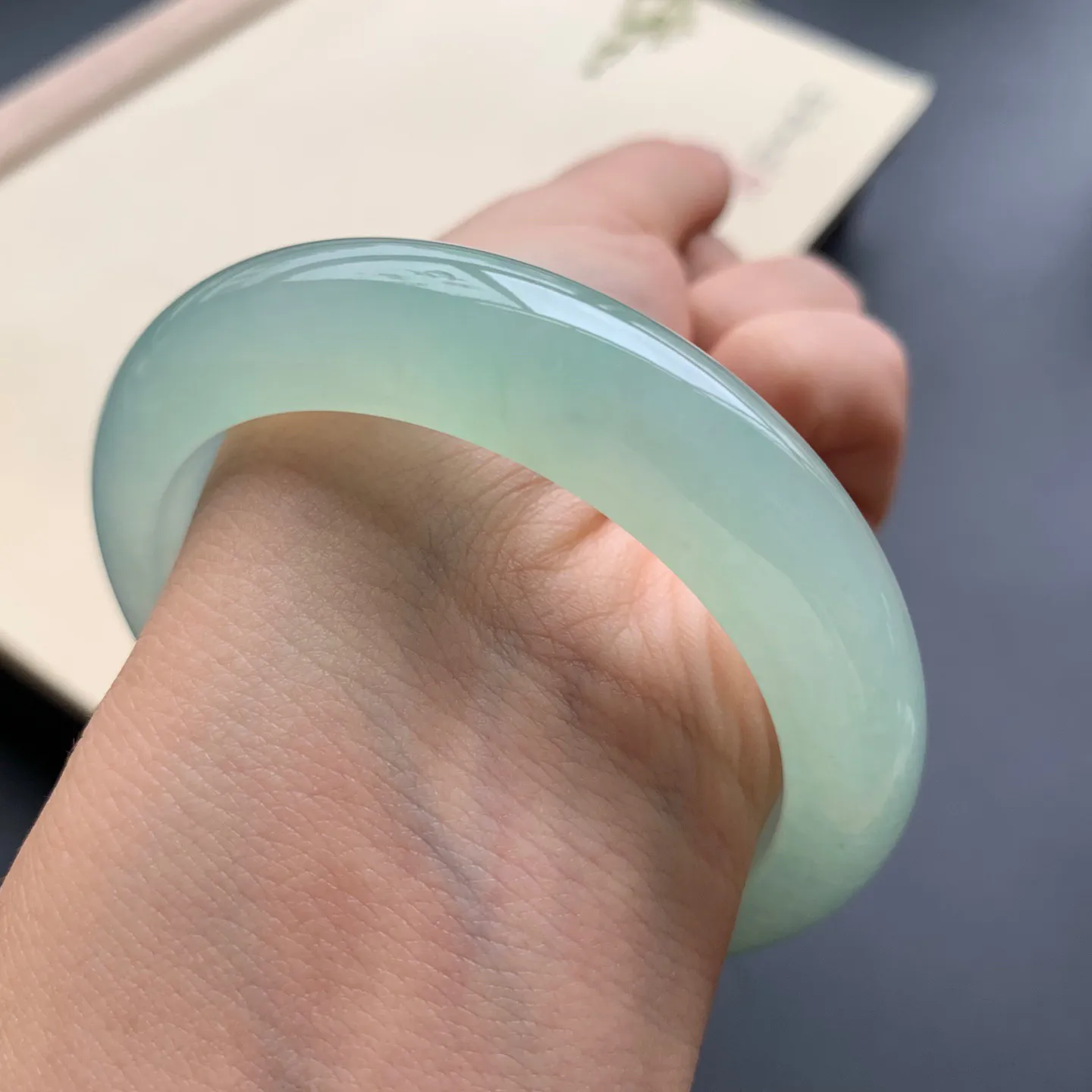 53.6圈口冰晴绿正圈手镯 尺寸：53.6-12.5-8.8，无纹裂，冰透水润，胶感十足