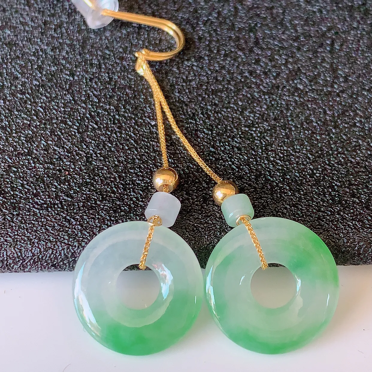 18k金镶嵌冰种飘绿翡翠平安扣耳坠，沁人心脾，耳坠佩戴效果大气出众，尽显气质。种水好，胶感足，颜相当漂亮，高性价比，值得入手品鉴！#41.7整体46裸石14.2*2.8