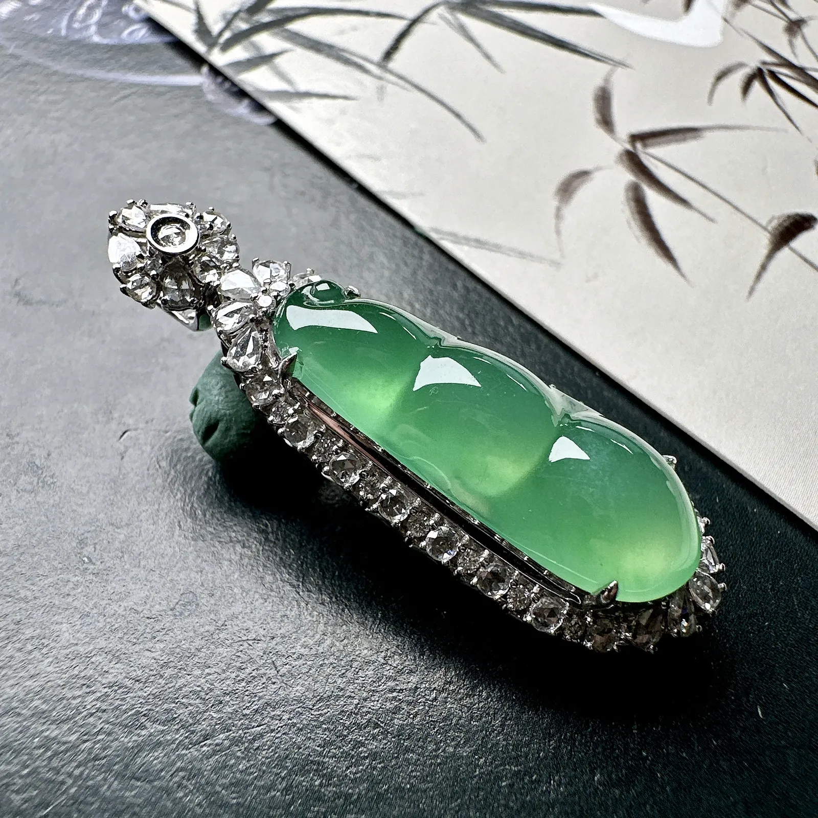 【冰种绿福豆吊坠】种地上乘，冰感十足，通透起光，饱满圆润，18k金钻镶嵌，裸石尺寸27.6*10.5*5.2毫米。