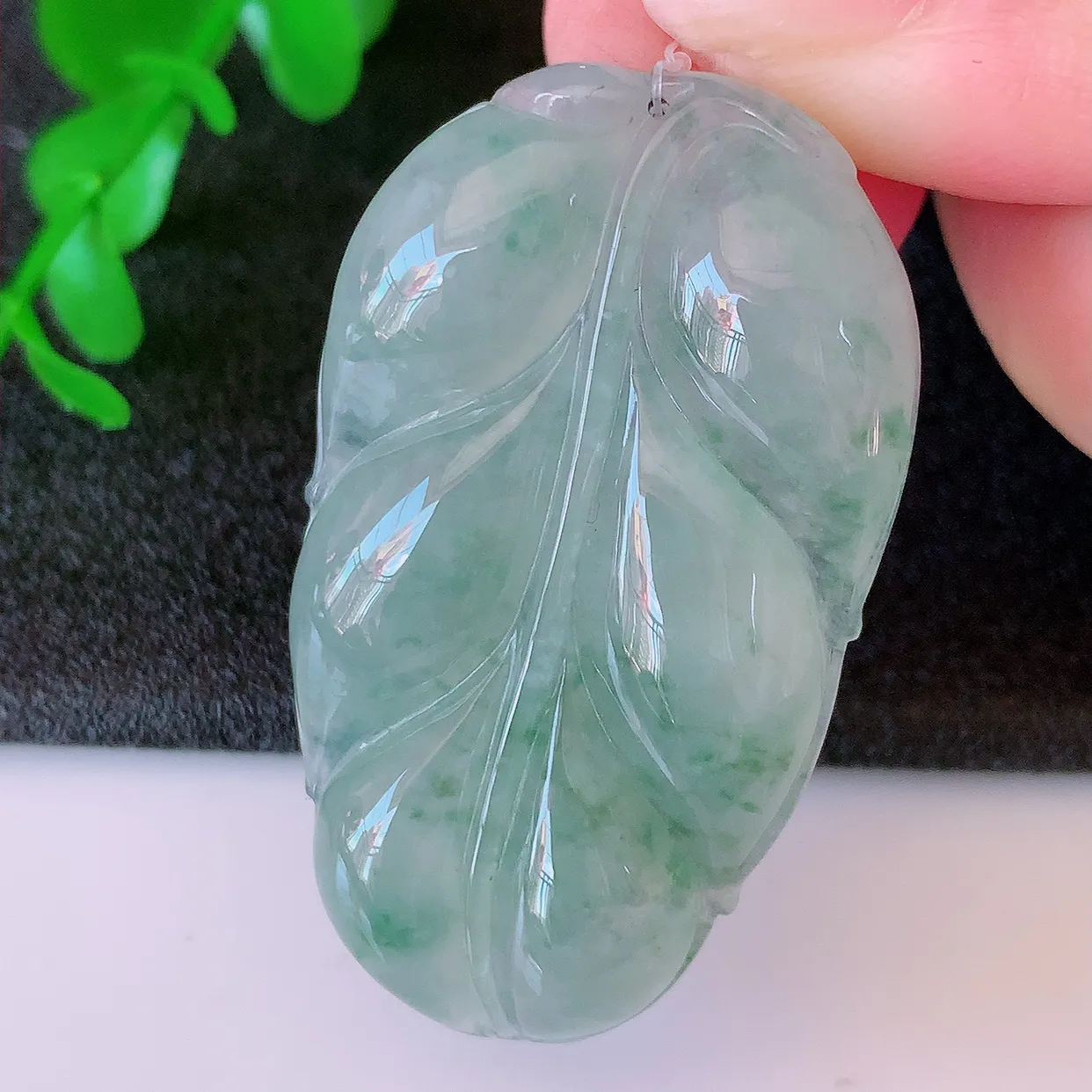 自然光实拍，冰种飘花翡翠叶子吊坠 ，种水足，色泽清新，工艺精湛，叶子寓意美好；金枝玉叶，事业有成。#49.7