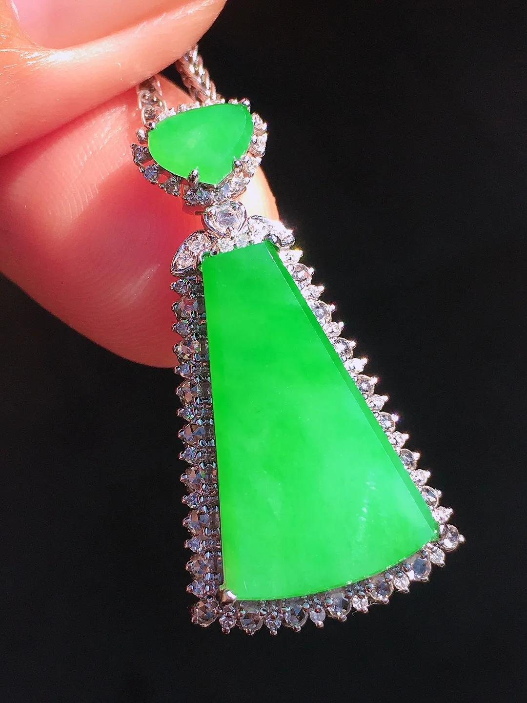 阳绿无事牌吊坠，色泽均匀艳丽，玉质细腻，荧光感超
强，饱满圆润，尽显优雅气质，18k
金豪华镶嵌