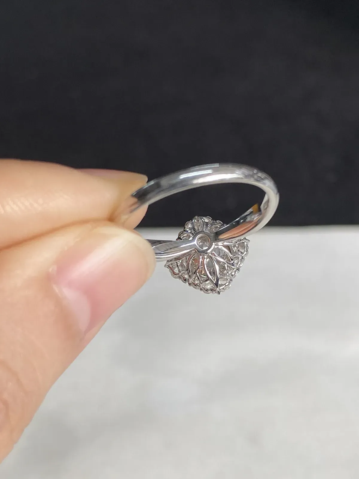 翡翠女戒，印记：G18K,伴钻石