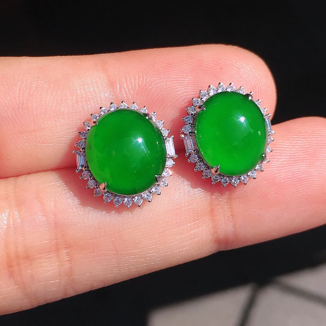 满绿蛋面耳钉，色泽均匀浓郁，玉质细腻，荧光感超
强，饱满圆润，尽显优雅气质，18k
金豪华镶嵌