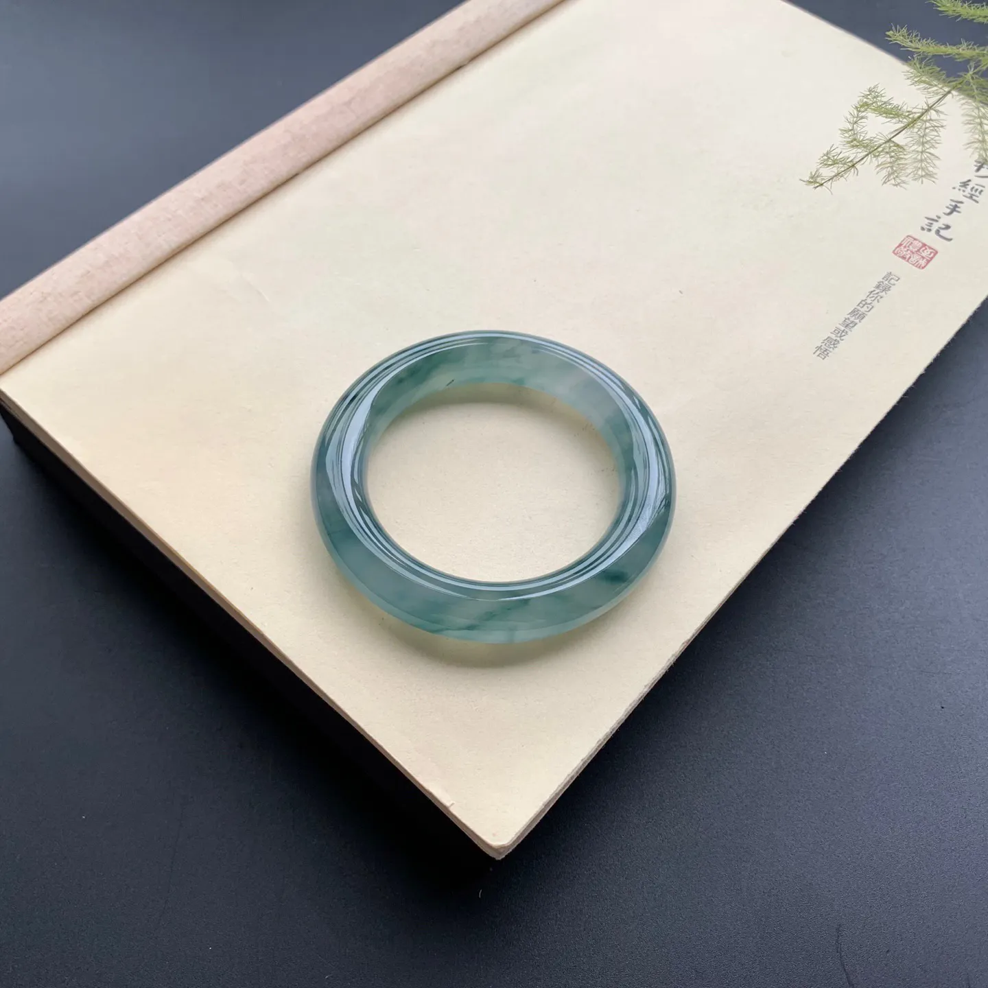 54圈口冰种飘花圆条手镯 尺寸：54-12，无纹裂，花色浓郁，胶感十足