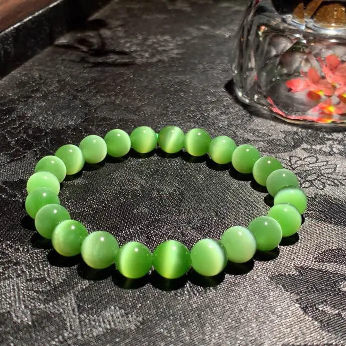 和田玉阳绿猫眼俄罗斯猫眼碧玉手串 单颗尺寸8mm重17.6克。玉质细腻油润。手推出油。佩戴高端典雅。lt251107