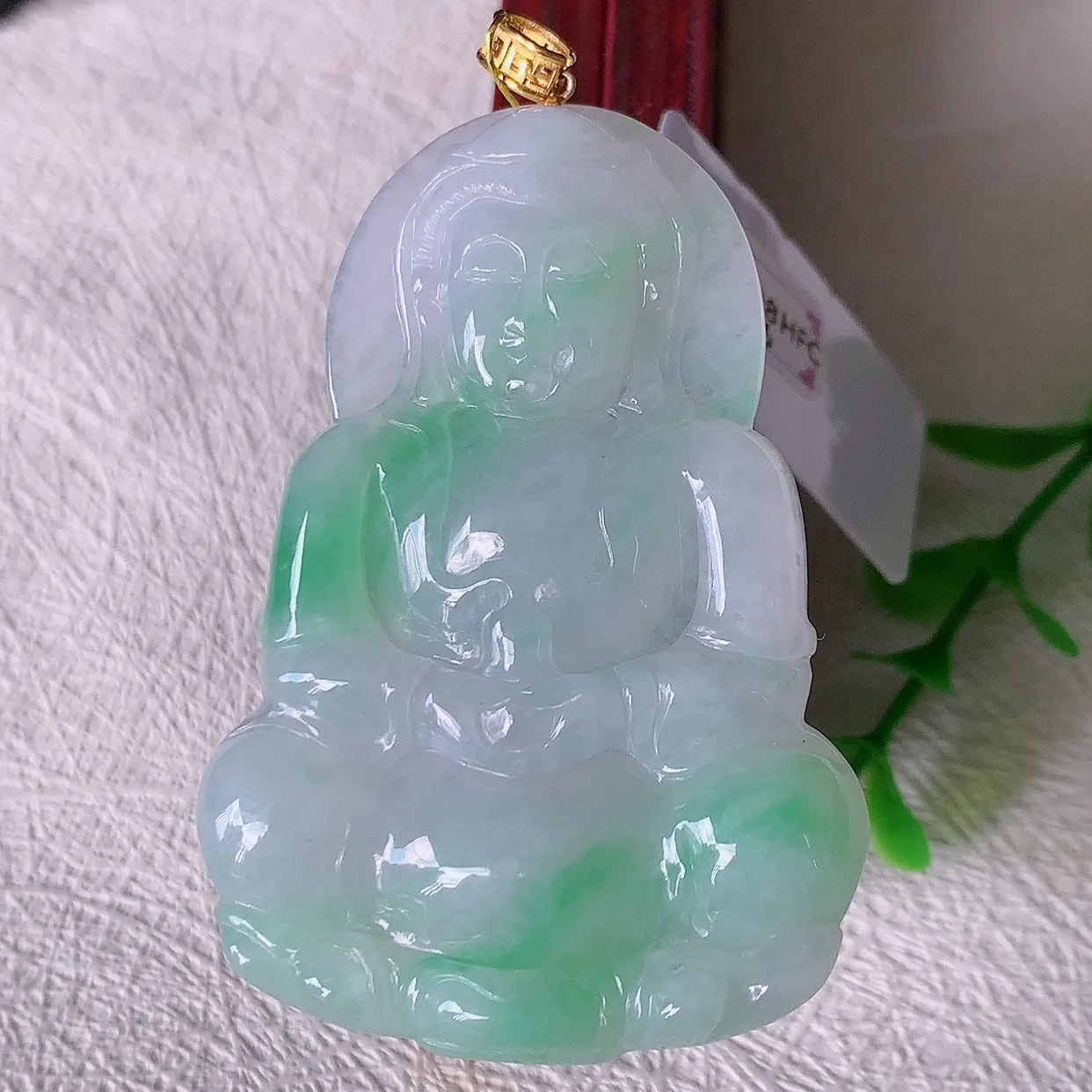 18K金镶嵌冰飘绿翡翠观音菩萨吊坠，赐福翡翠观音，观音面相端庄，品相佳，佩戴气质！#35.7整体58裸石52*36.5*6.2