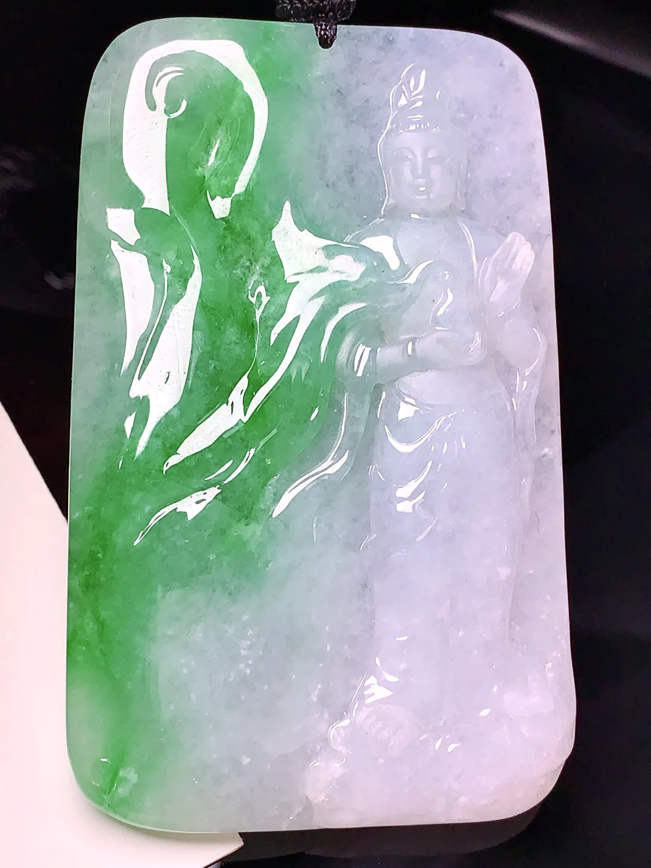 飘绿观音菩萨吊坠 玉质细腻 色泽清新艳丽 整体尺寸68.5*43.2*8