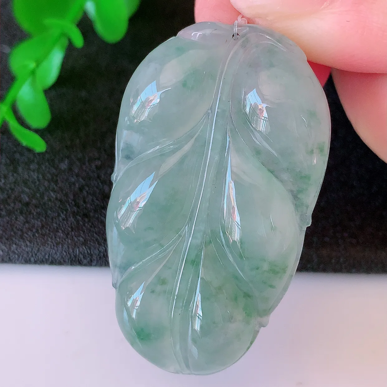 自然光实拍，冰种飘花翡翠叶子吊坠 ，种水足，色泽清新，工艺精湛，叶子寓意美好；金枝玉叶，事业有成。#
