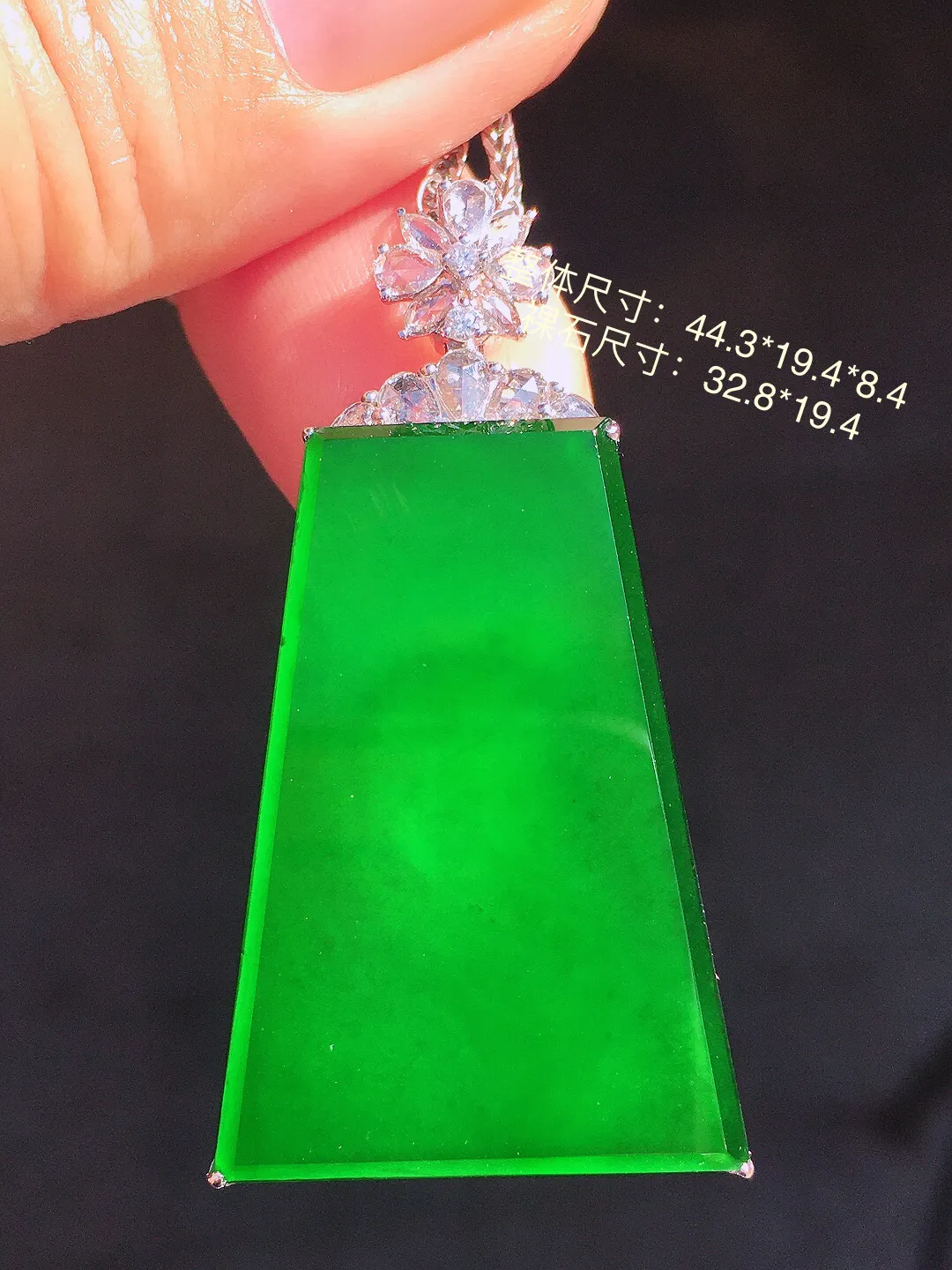 辣绿无事牌吊坠，色泽均匀浓郁，玉质细腻，荧光感超
强，饱满圆润，尽显优雅气质，18k
金豪华镶嵌