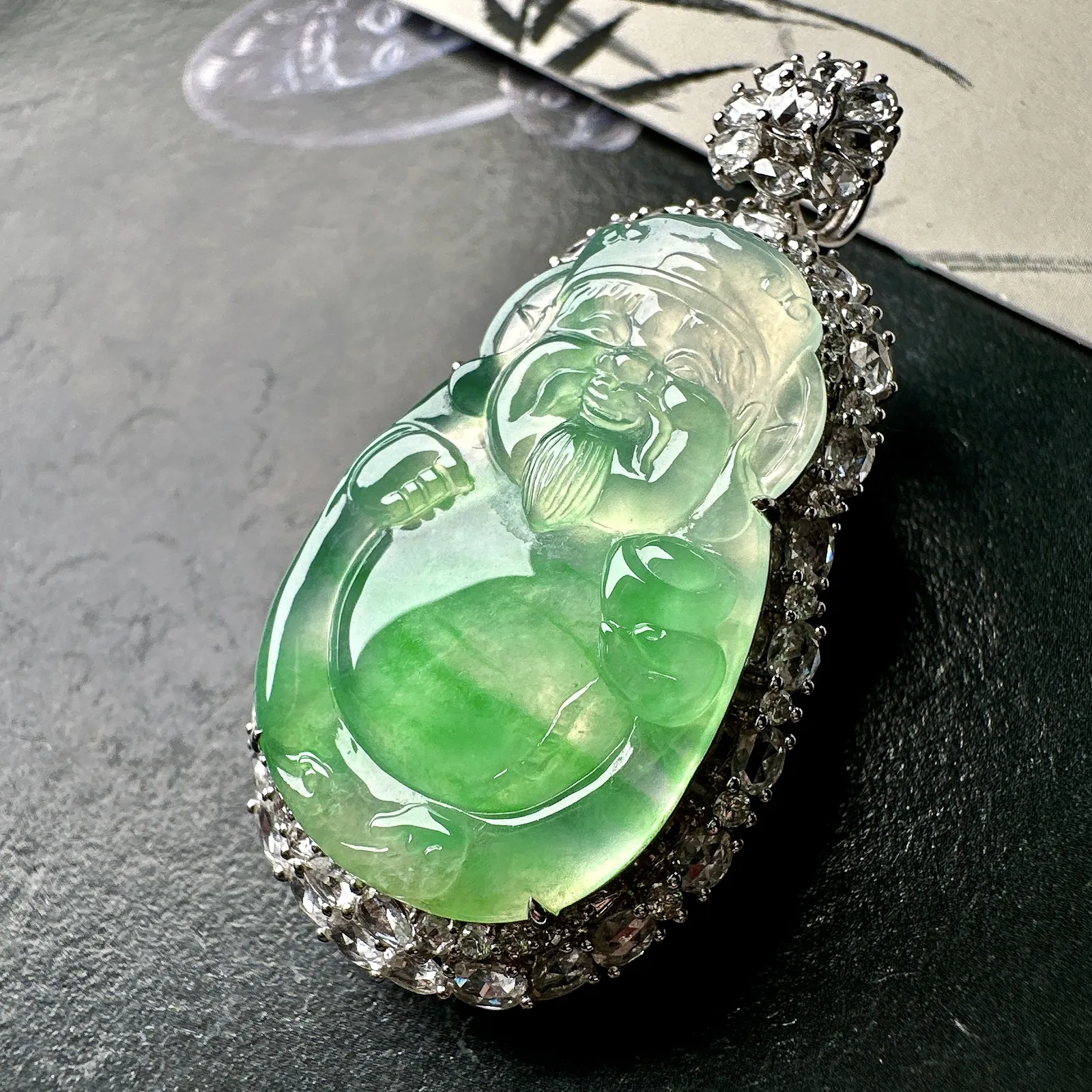 【冰种飘绿财神】质地细腻，饱满圆润，笑口常开，18k金钻镶嵌，裸石尺寸31.6*20.4*4.2毫米