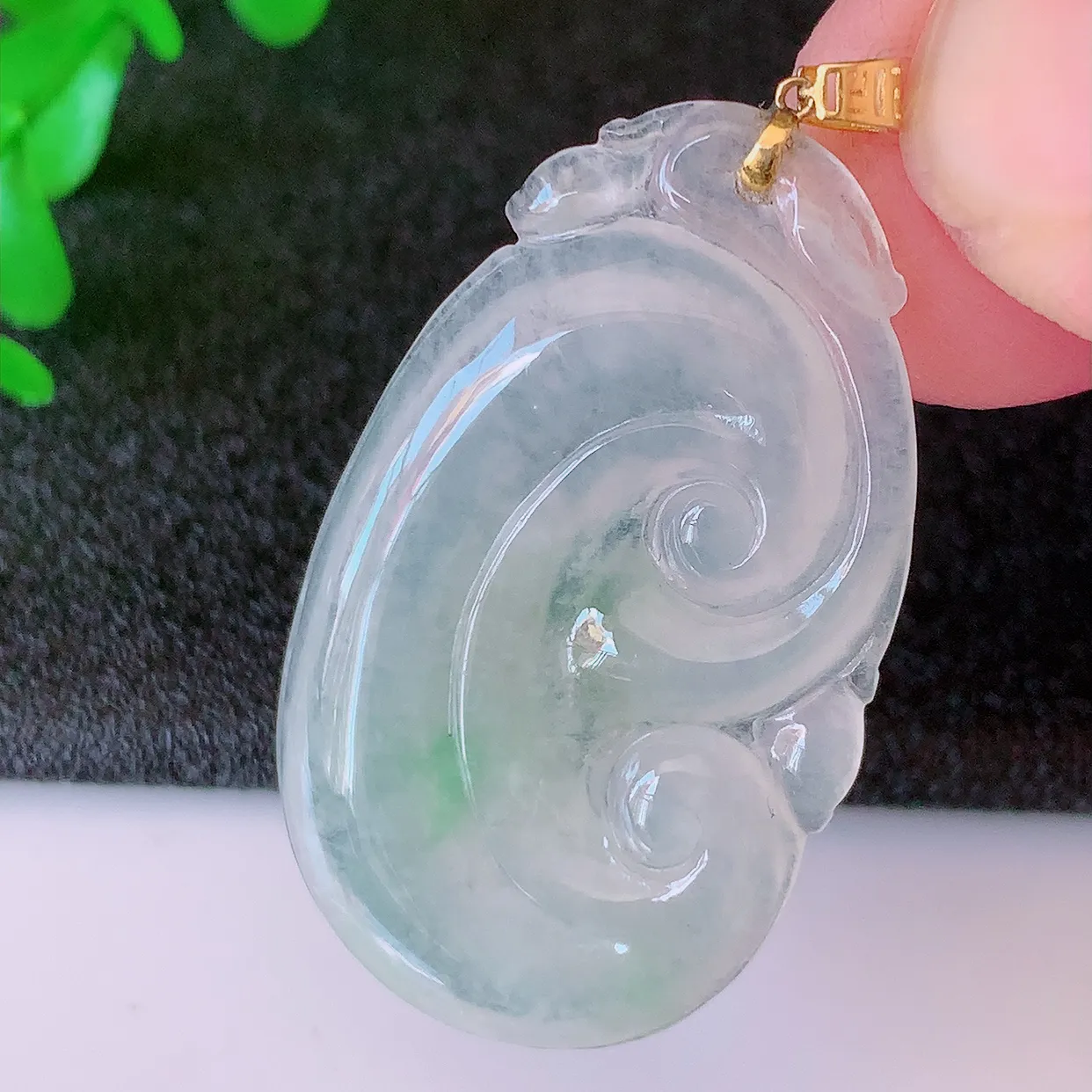18k金镶嵌冰种飘绿翡翠如意吊坠，款式新颖时尚，日常百搭的款。清秀高雅，佩戴优雅高贵！#49.7