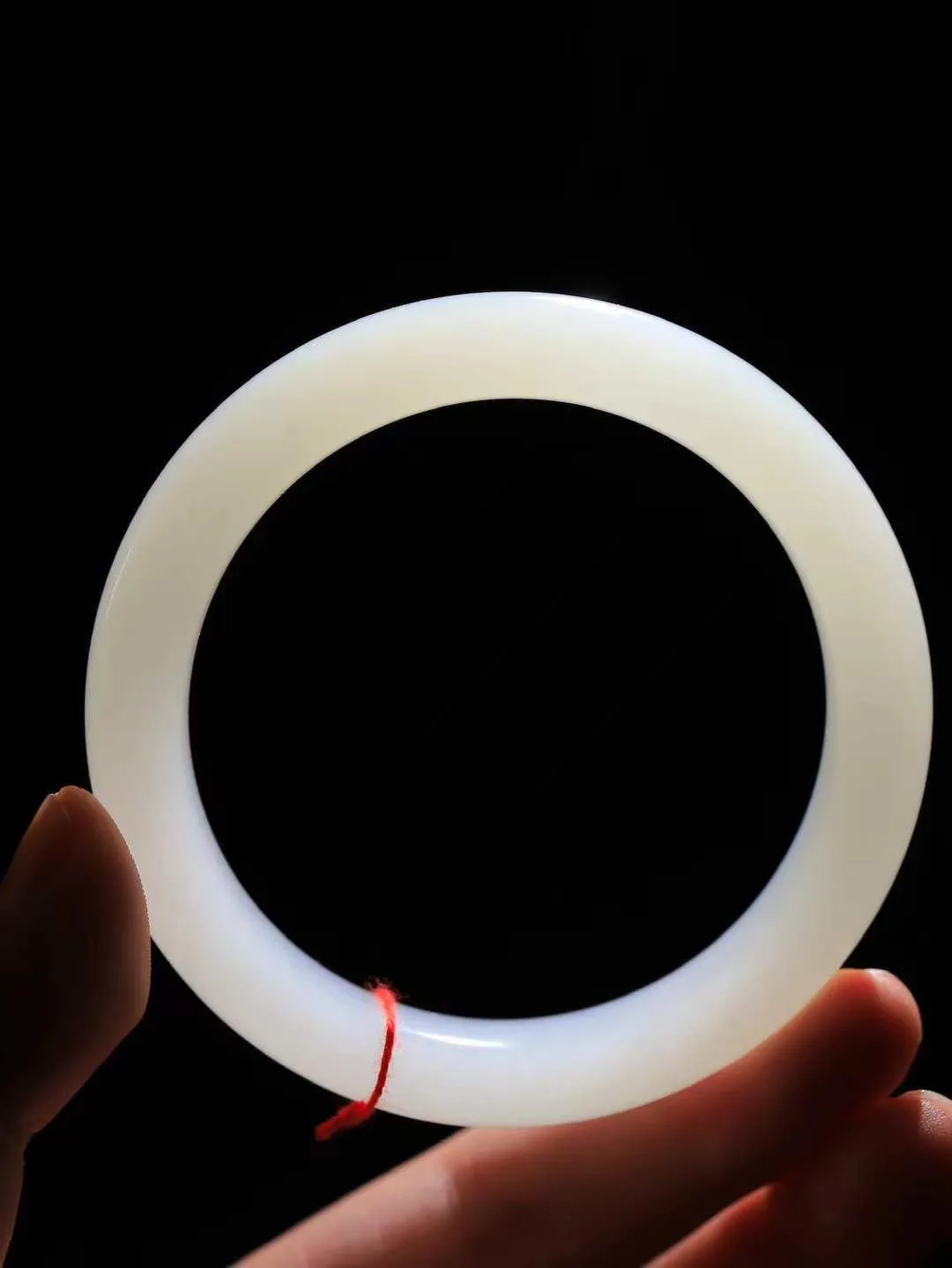 （一见钟情.手镯）

精品和田玉白玉手镯，玉质温和莹润，精光内蕴，手感舒适。整器简约，打磨光洁，让人爱不释手，料美艺精，萦绕于手，尽显高贵之姿。重62克 内径58mm尺寸12.5-9.5mm   FDA-10110873