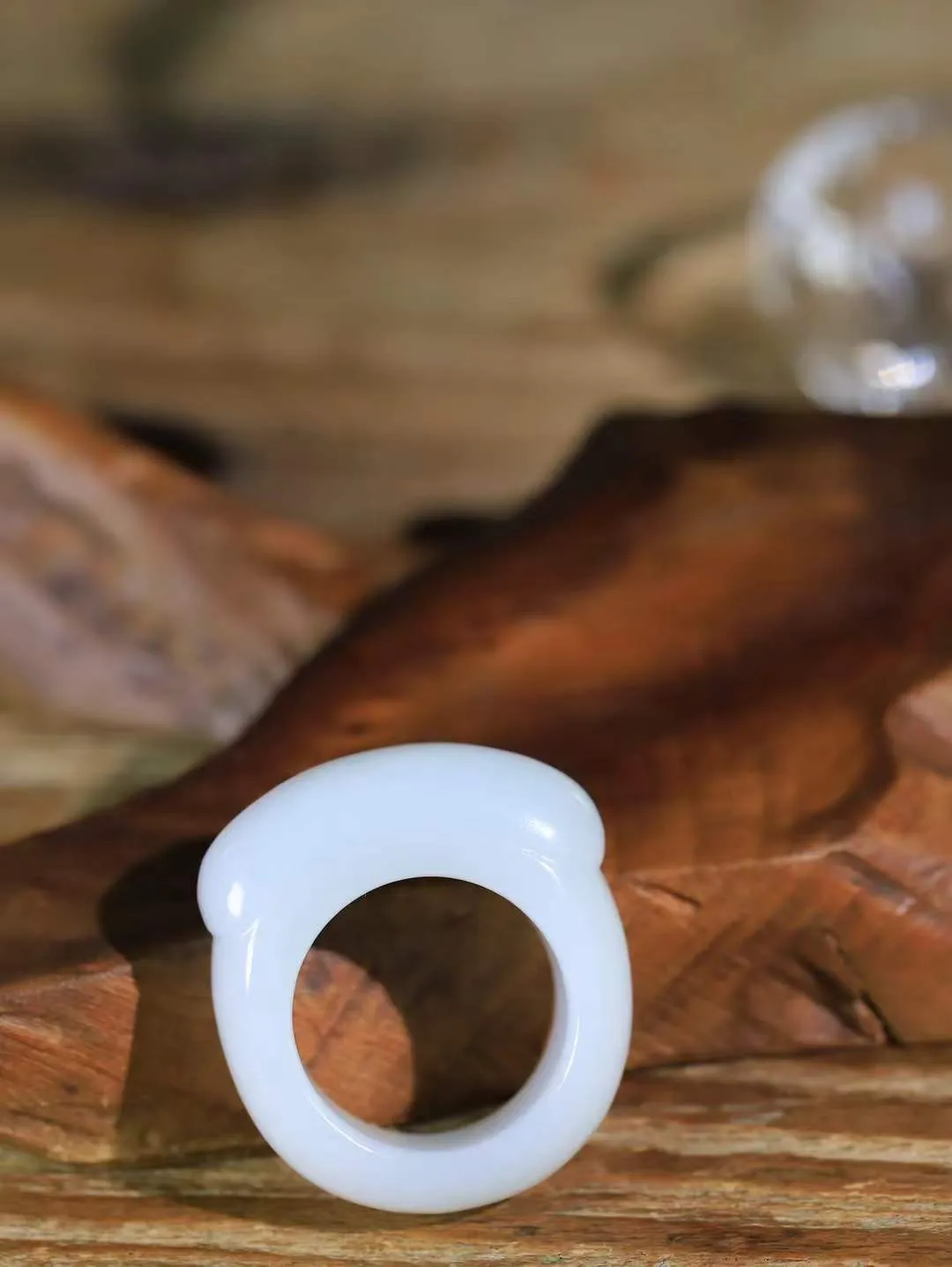 【古韵·扳指】

精品和田玉白玉扳指，玉质温润，油润感十足， 整器古韵生辉。优雅高贵。运筹帷幄于掌中，决胜于千里之外。重23克 内径圈口21.7mm 尺寸14-10.3mm   FDL-36110842